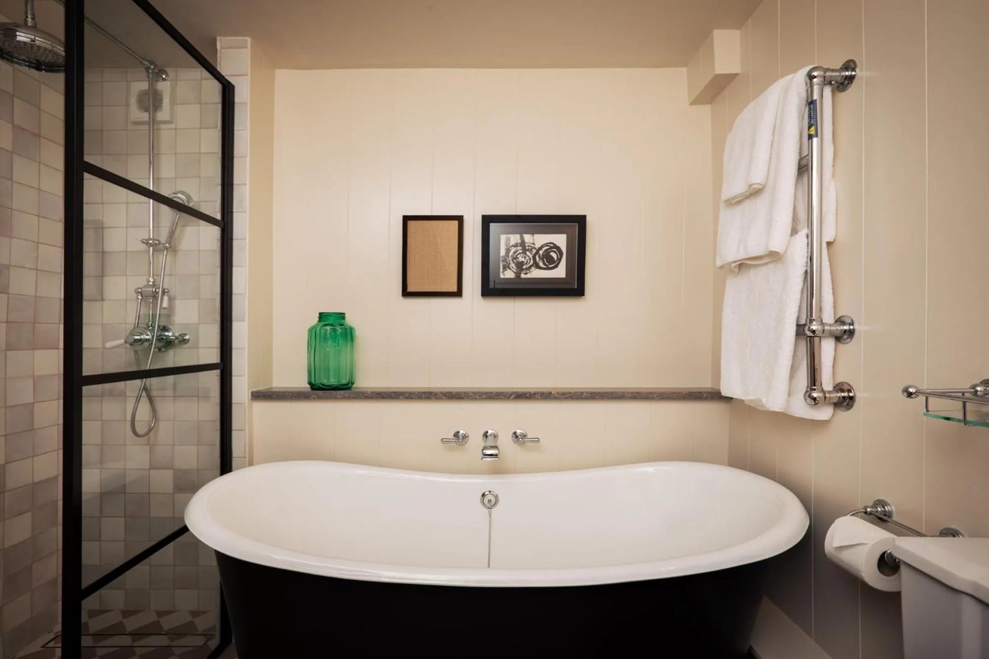 Shower in Cavendish Hotel