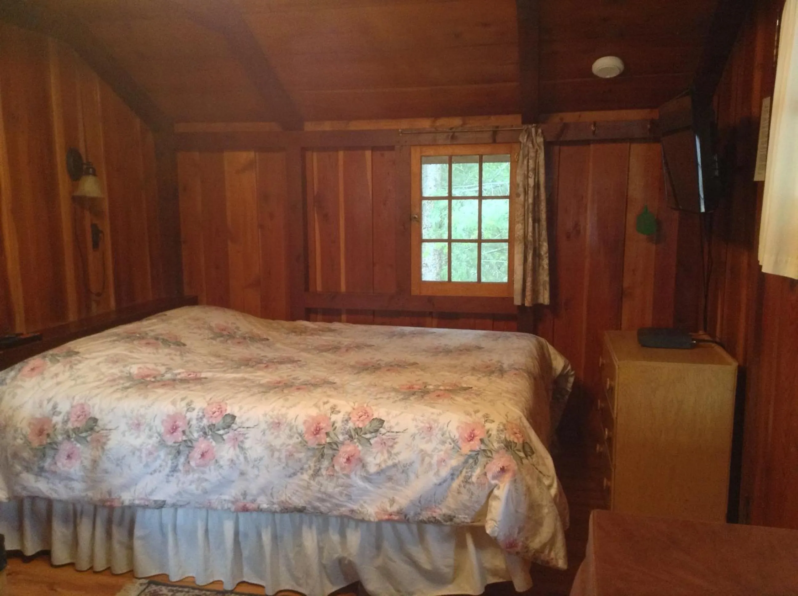 Photo of the whole room, Bed in Addison's Bungalows