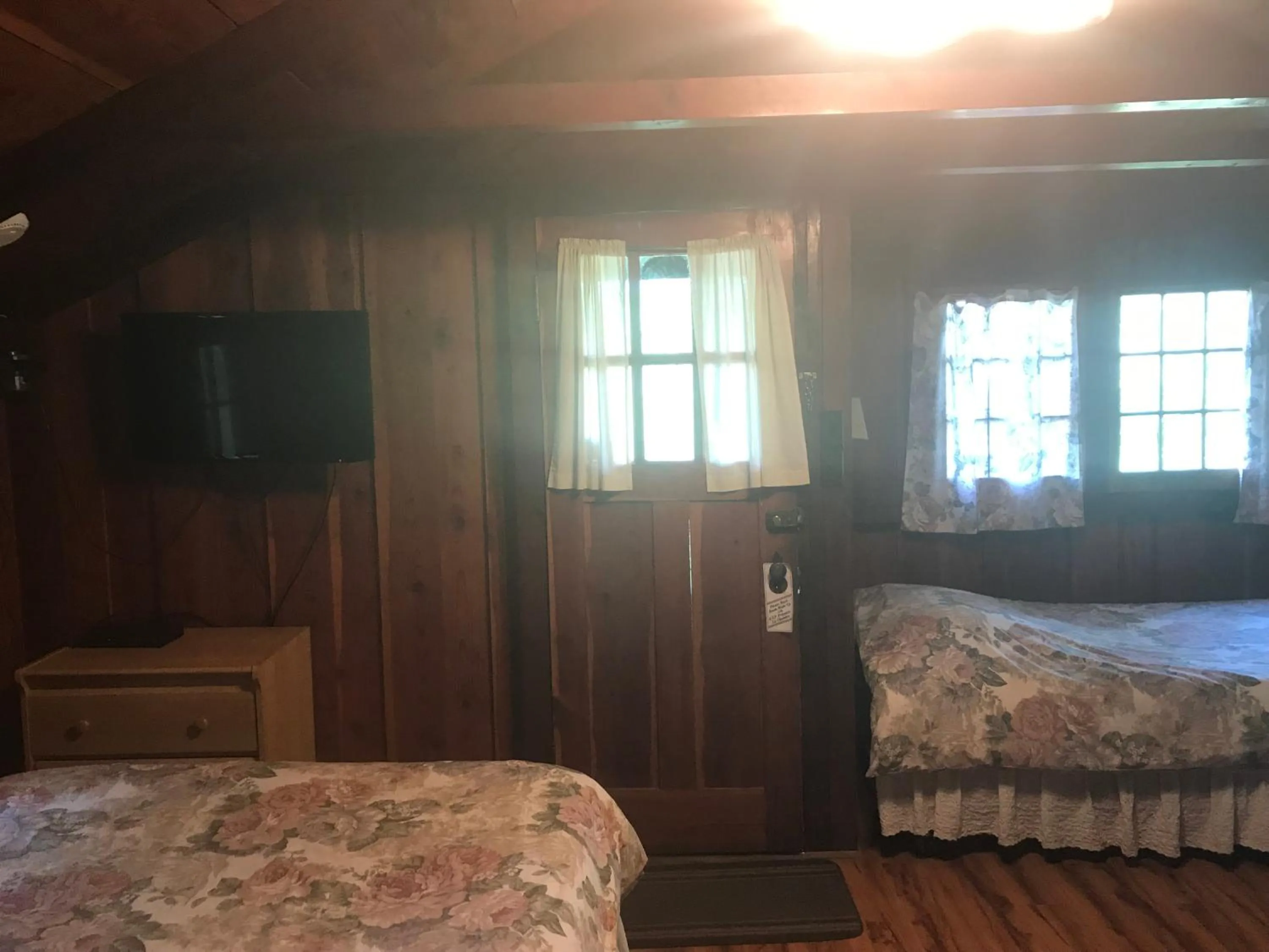 Photo of the whole room, Bed in Addison's Bungalows