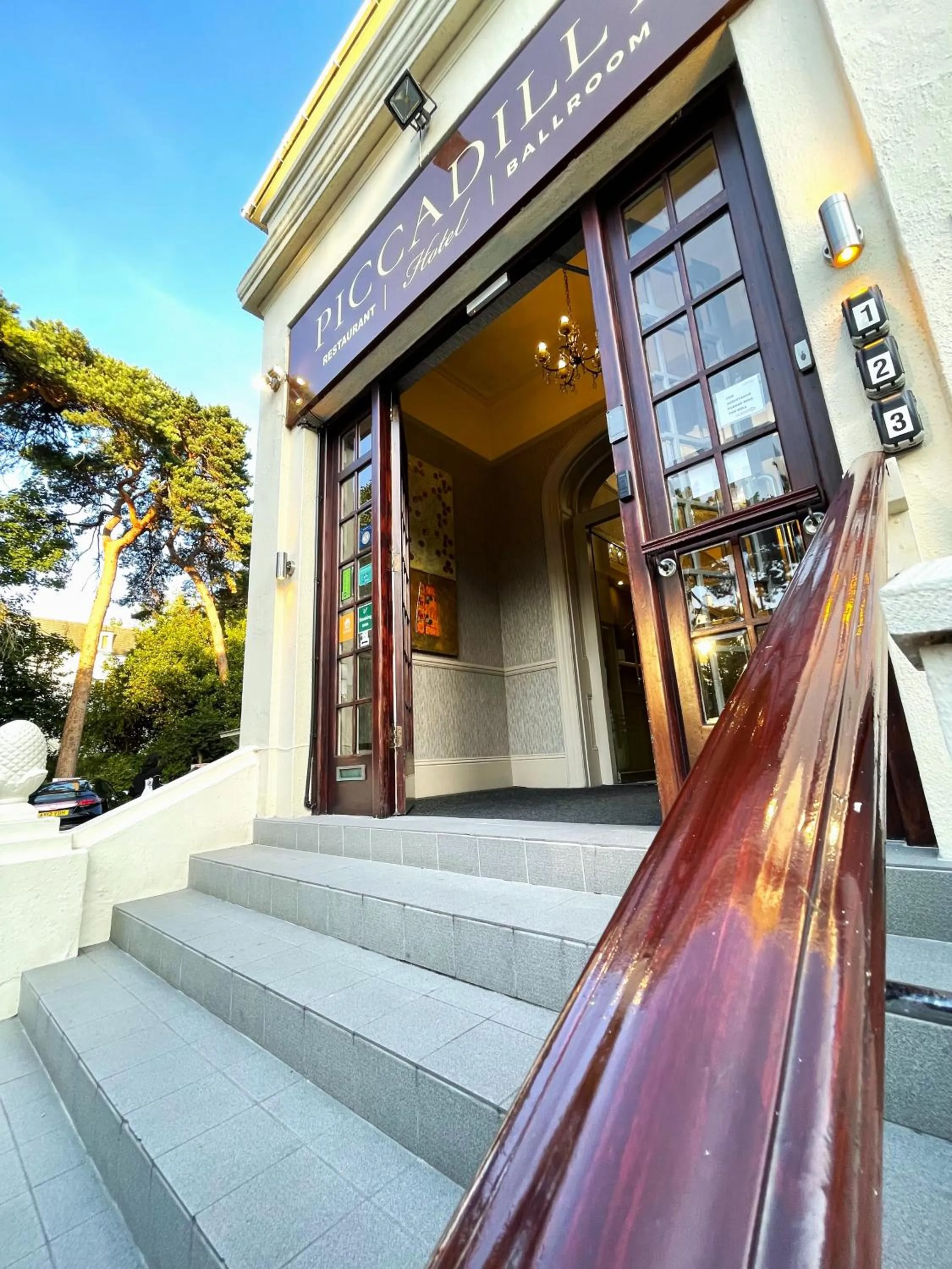 Facade/entrance in Piccadilly Hotel