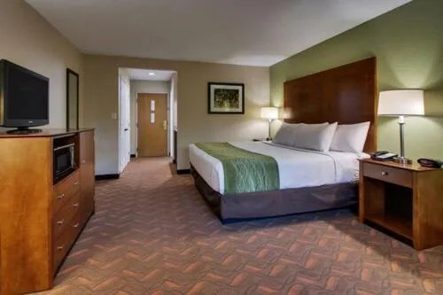 Bed in Greenfield Inn & Suites Elizabethtown, KY I65 Exit 94