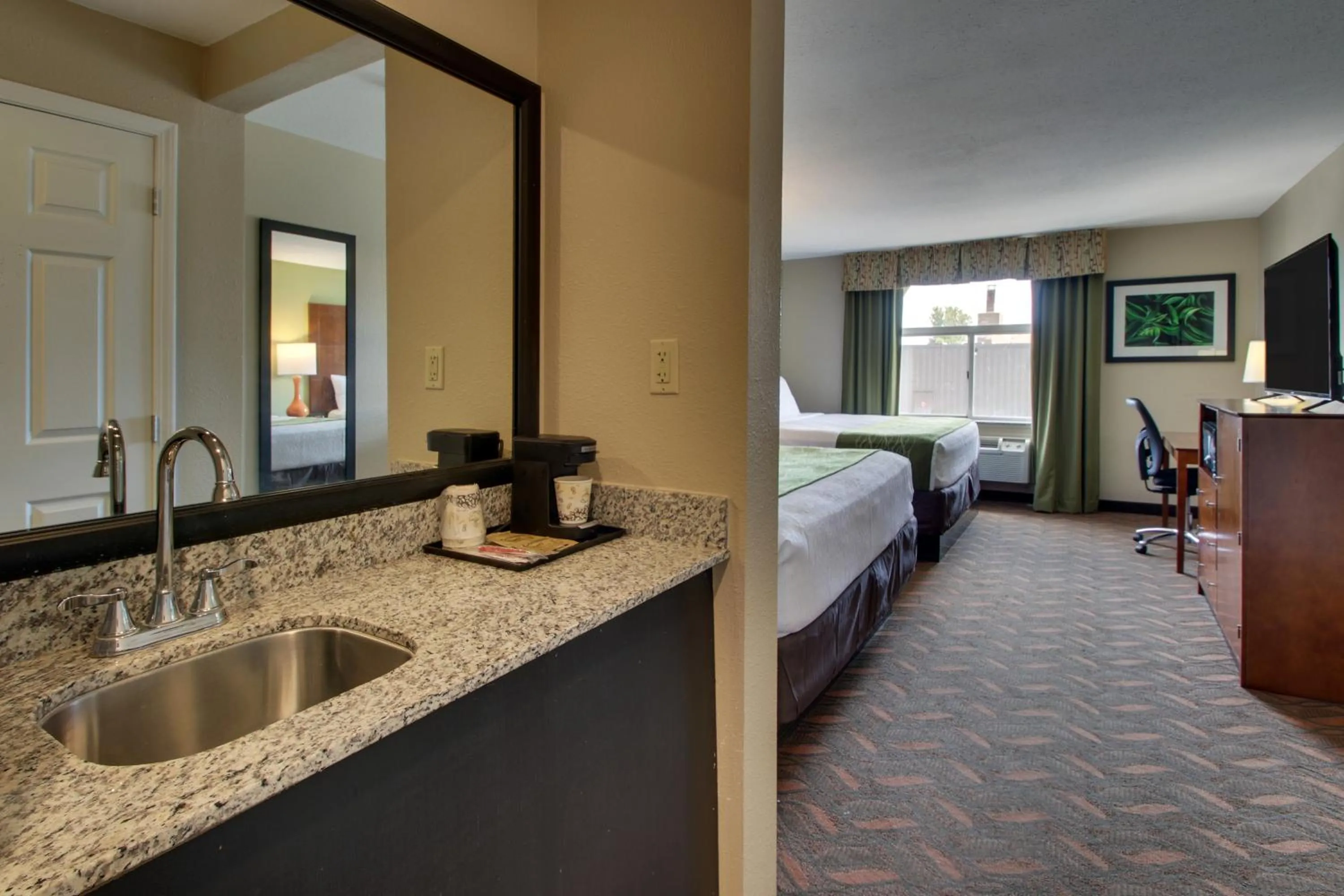 Bathroom, Bed in Greenfield Inn & Suites Elizabethtown, KY I65 Exit 94