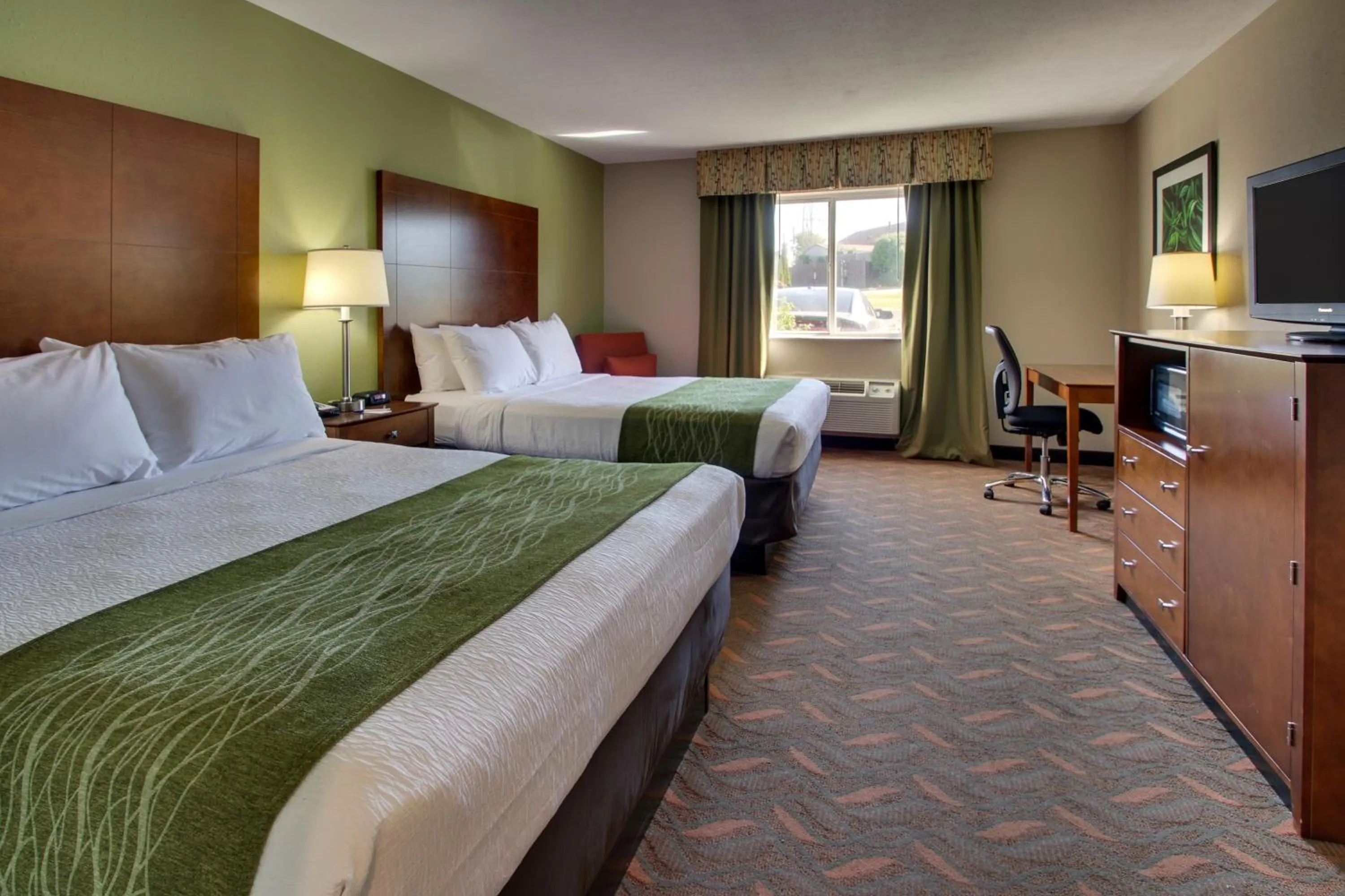 Photo of the whole room, Bed in Greenfield Inn & Suites Elizabethtown, KY I65 Exit 94