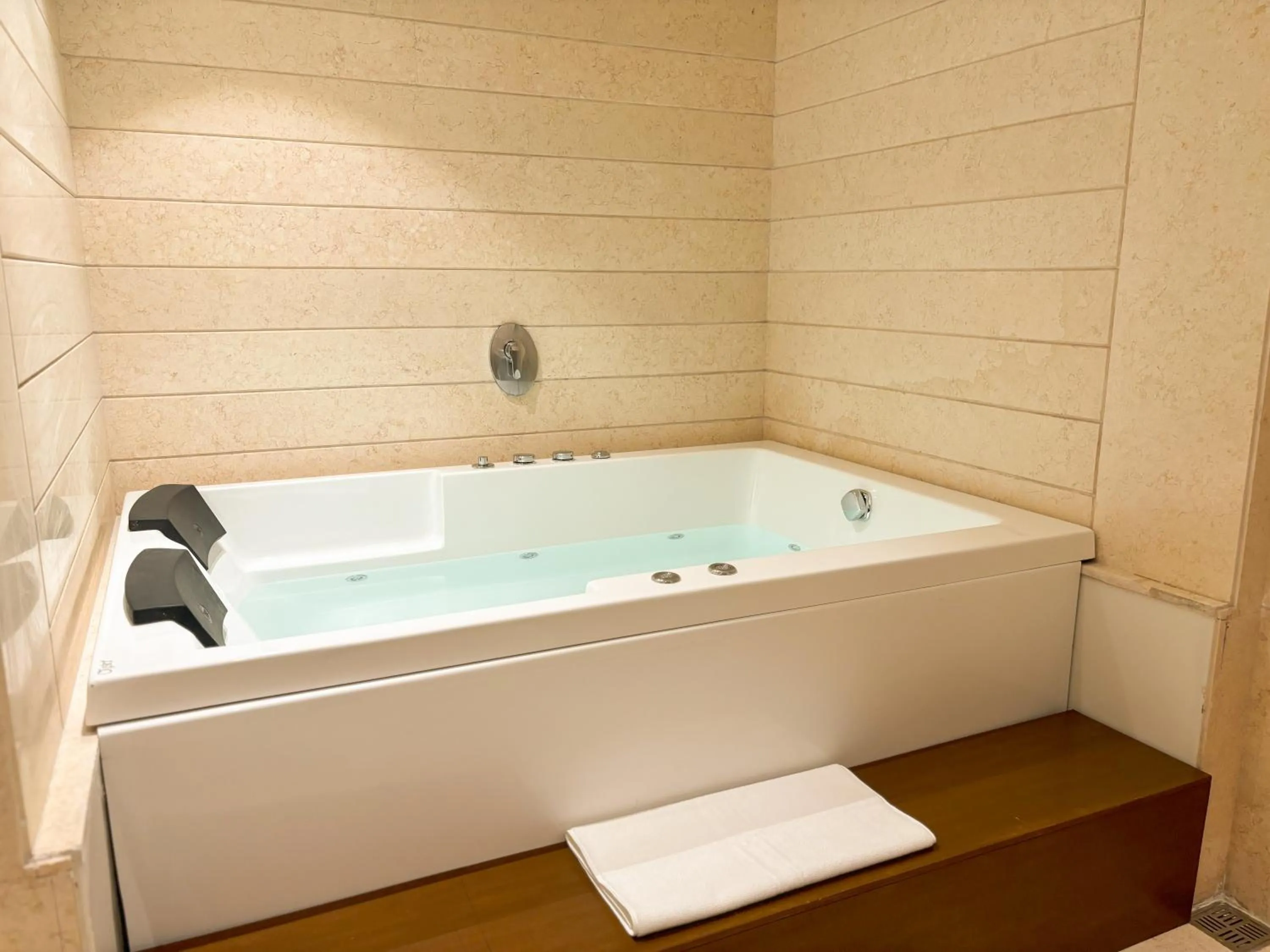 Bath in Best Western Plus Amritsar