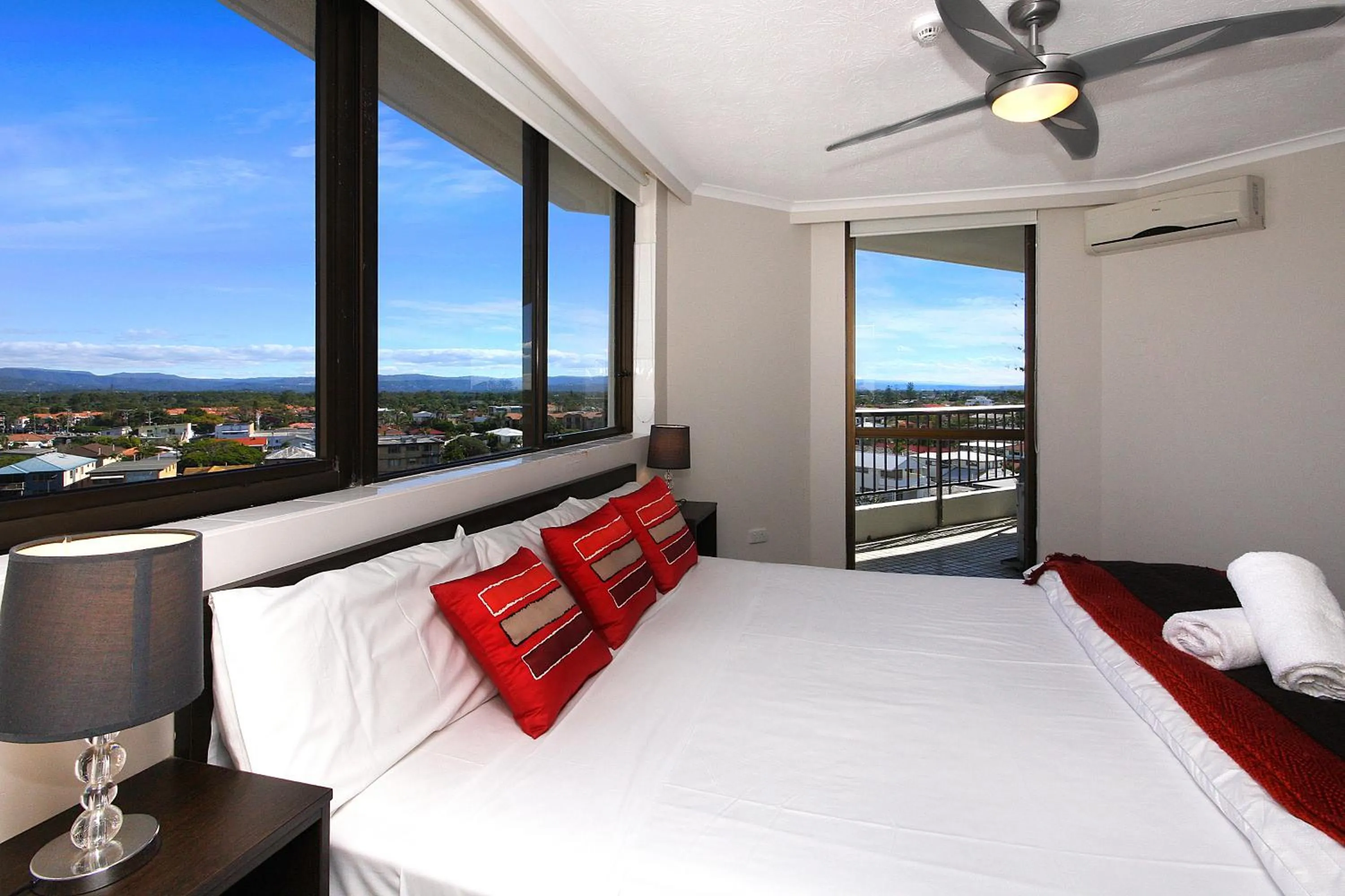 Bedroom, Bed in Spindrift on the Beach - Absolute Beachfront