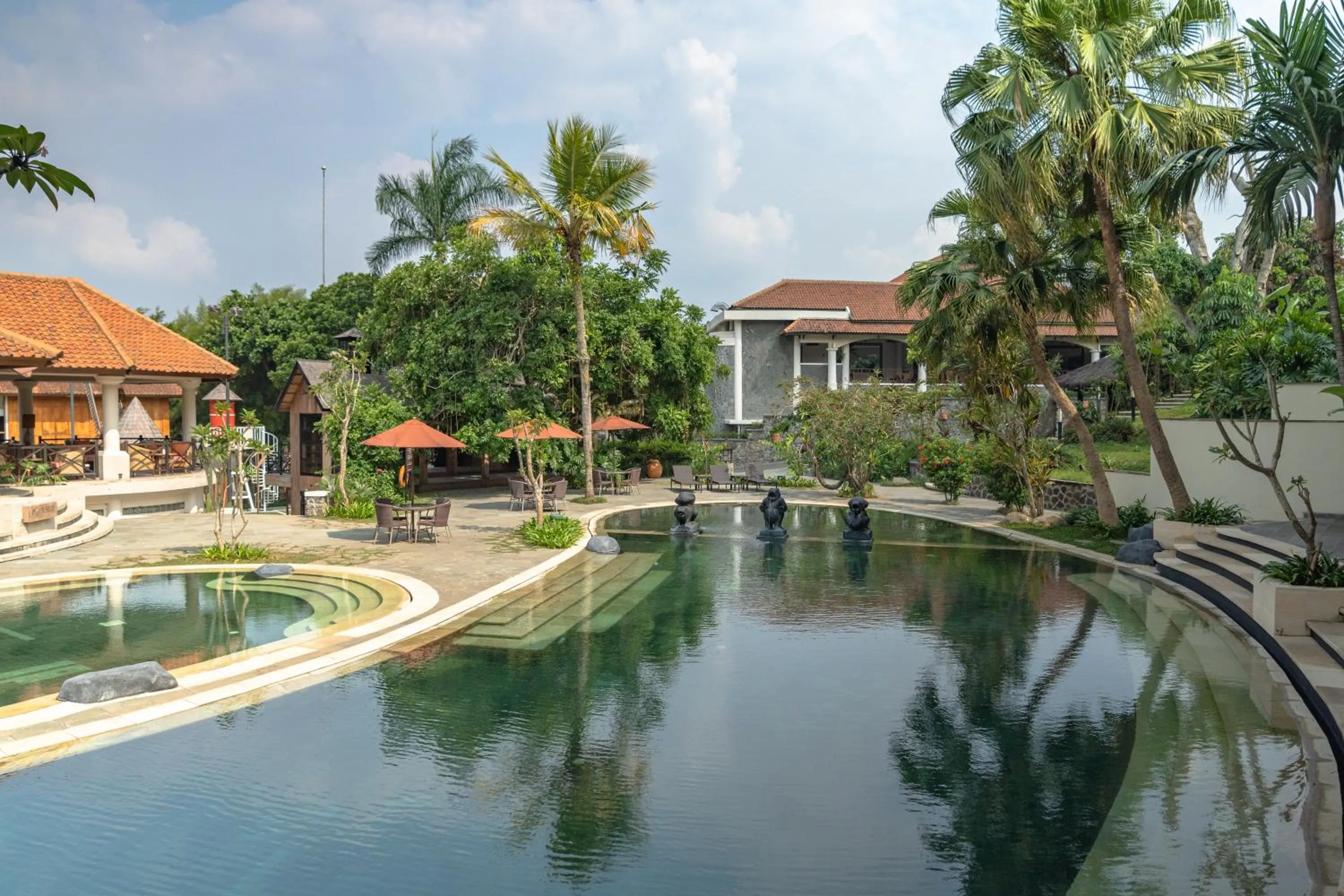 Swimming pool in Novus Giri Resort & Spa