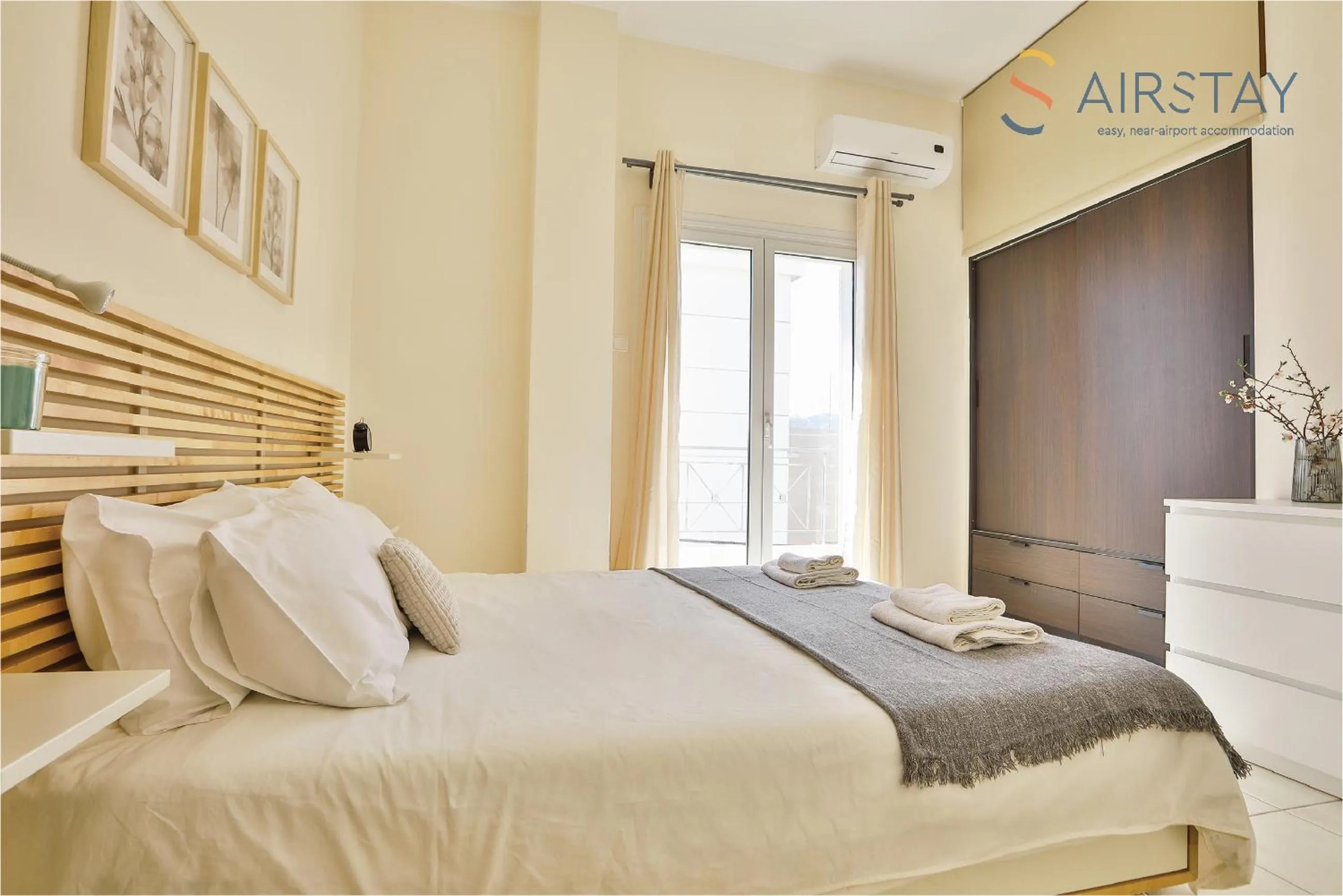 Living room, Bed in Nautilus Apartments Airport by Airstay