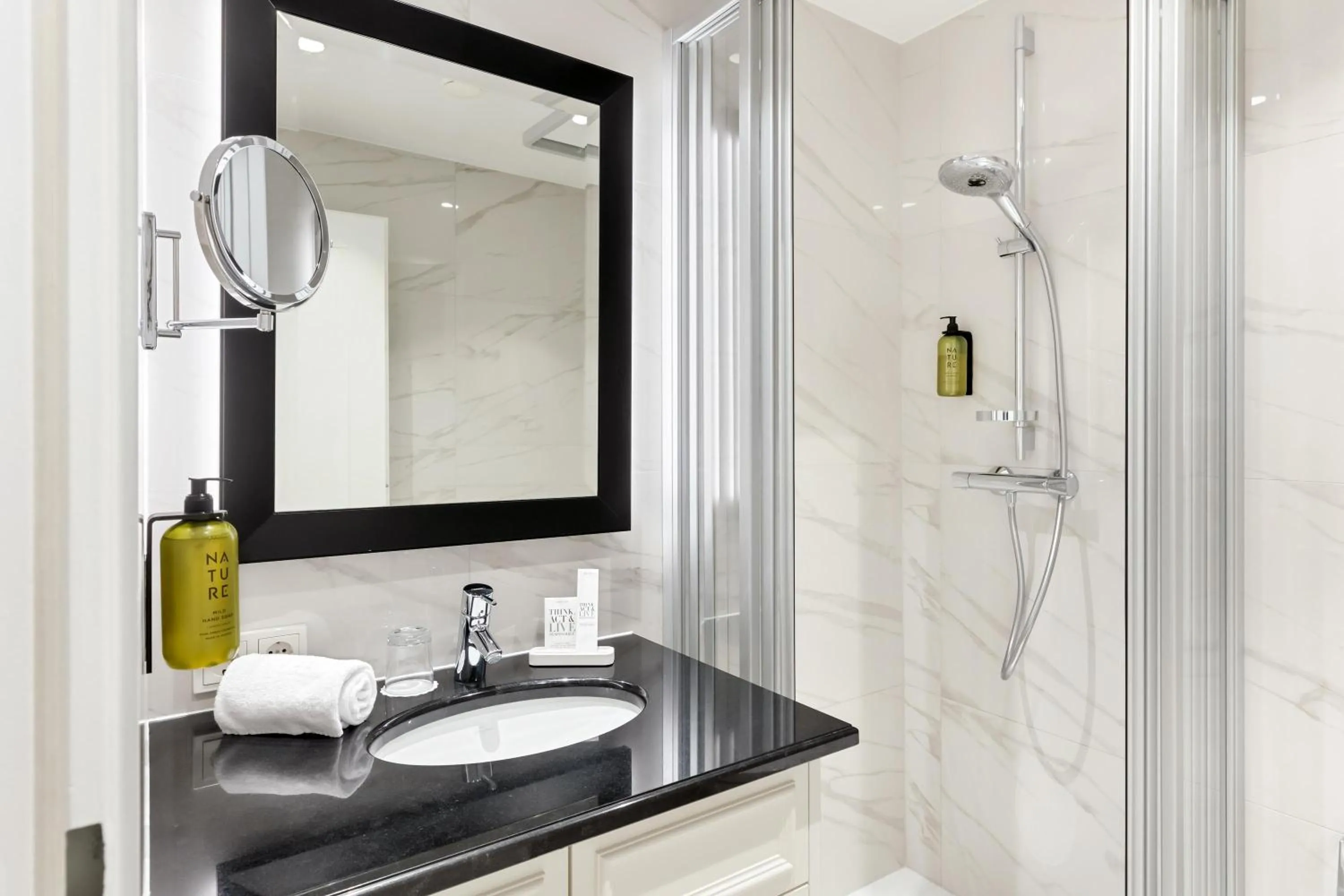 Shower in Austria Trend Parkhotel Schönbrunn Wien