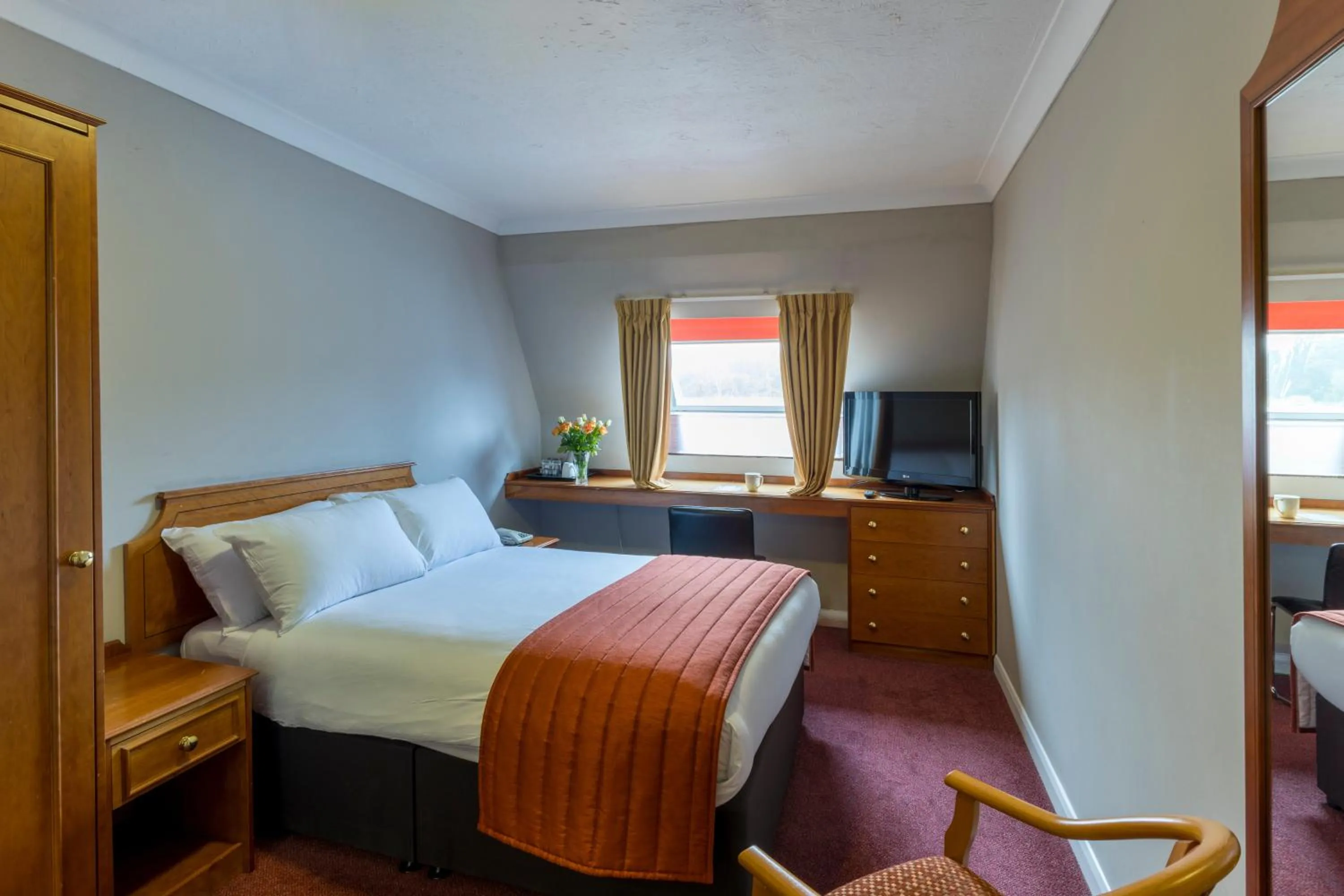 Bed in Lakeside International Hotel