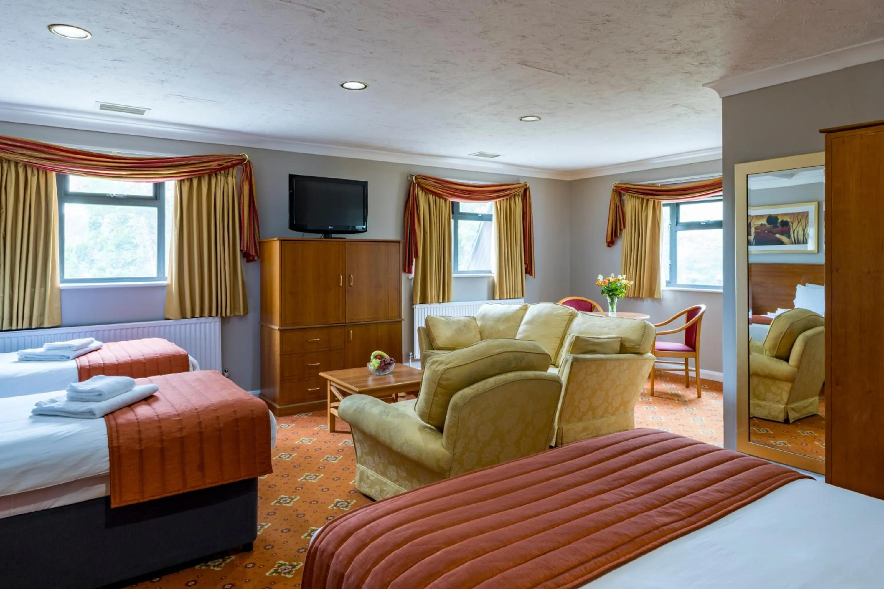 Bed in Lakeside International Hotel