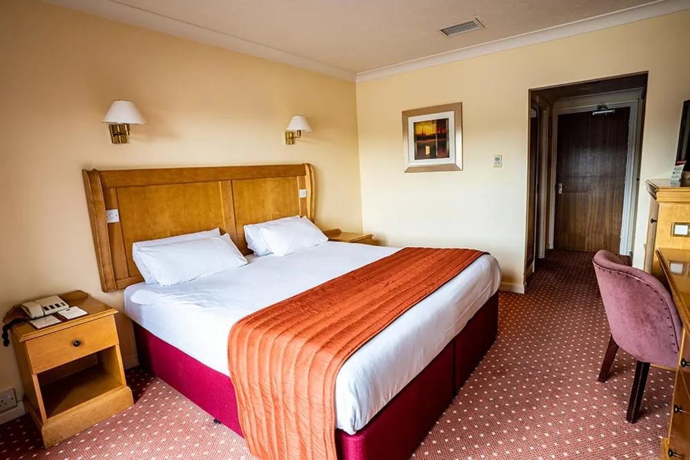 Bed in Lakeside International Hotel