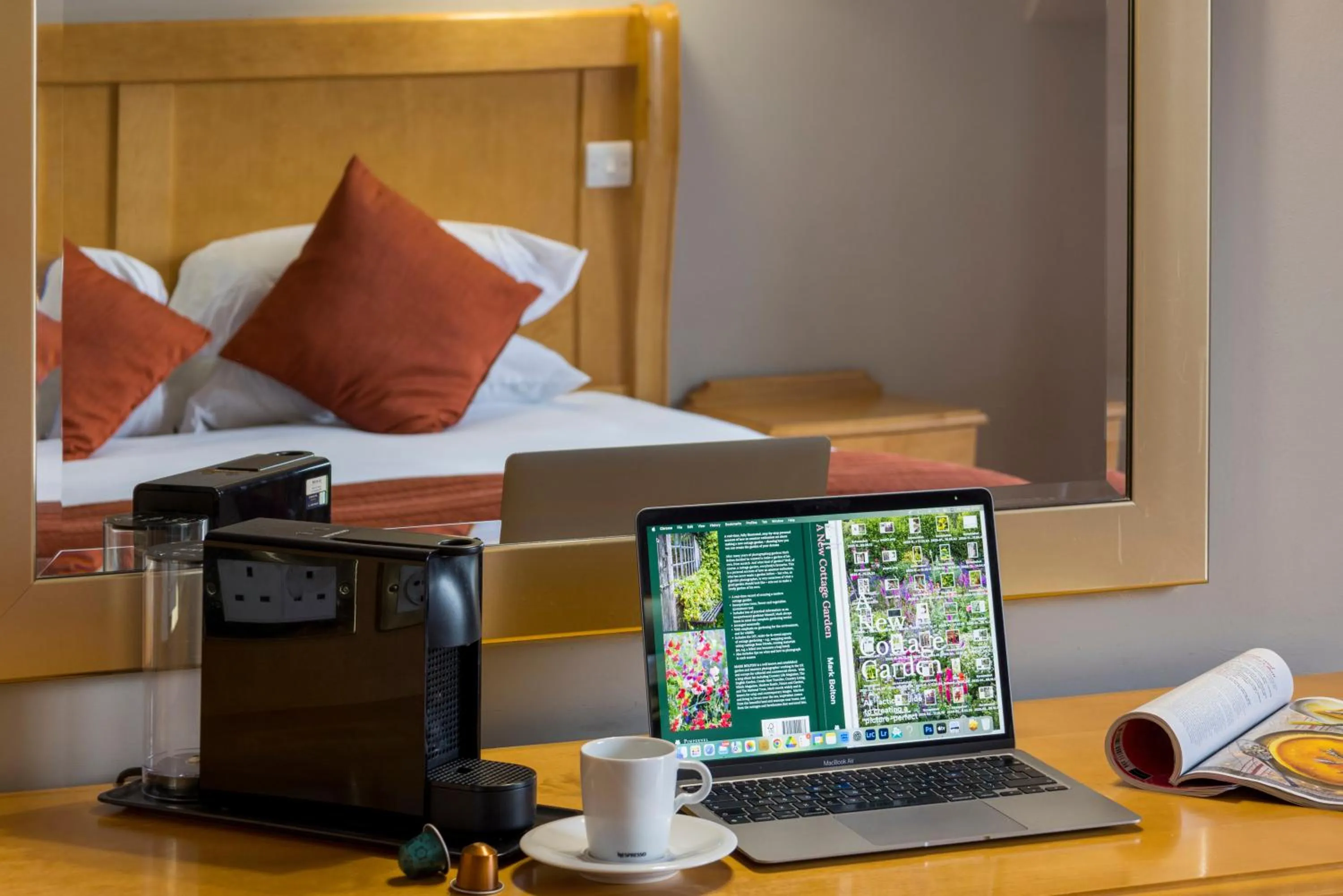 Bed in Lakeside International Hotel