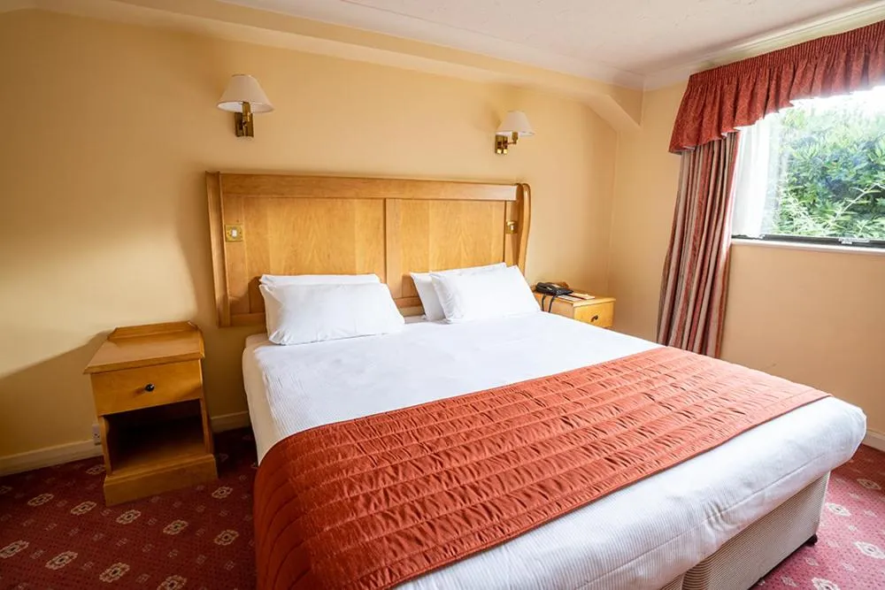 Bed in Lakeside International Hotel