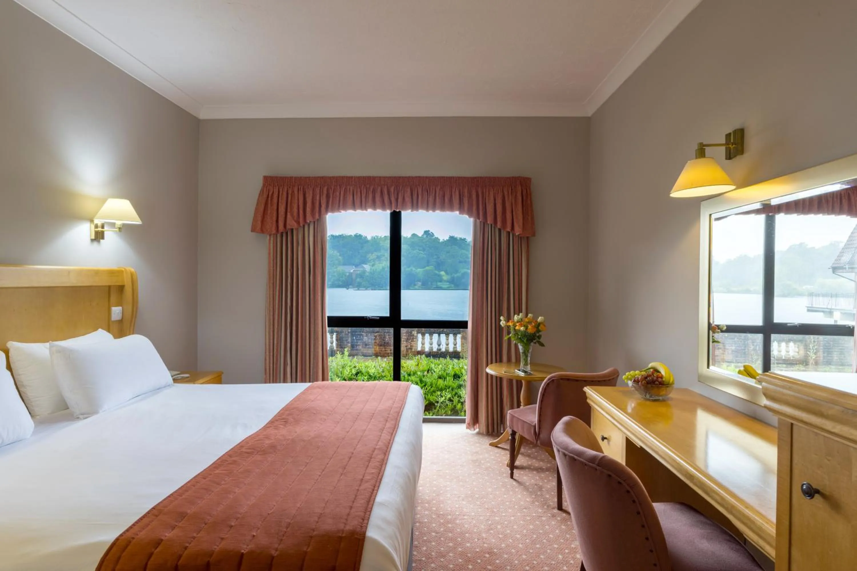 Bed in Lakeside International Hotel