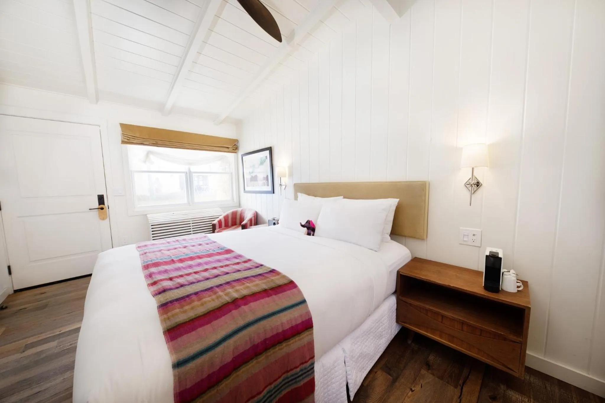 Bedroom, Bed in Skyview Los Alamos - 21 & Over Pool