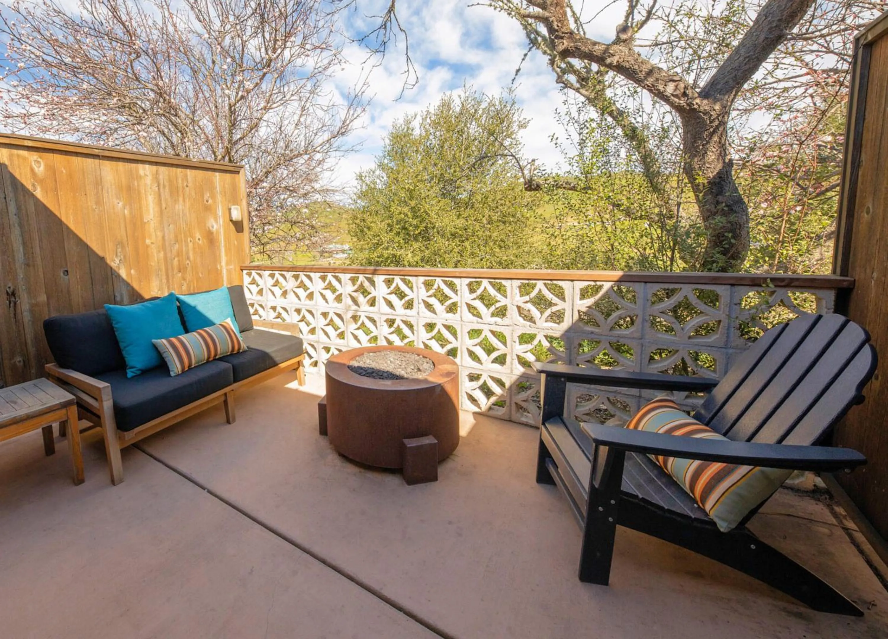 Patio in Skyview Los Alamos - 21 & Over Pool