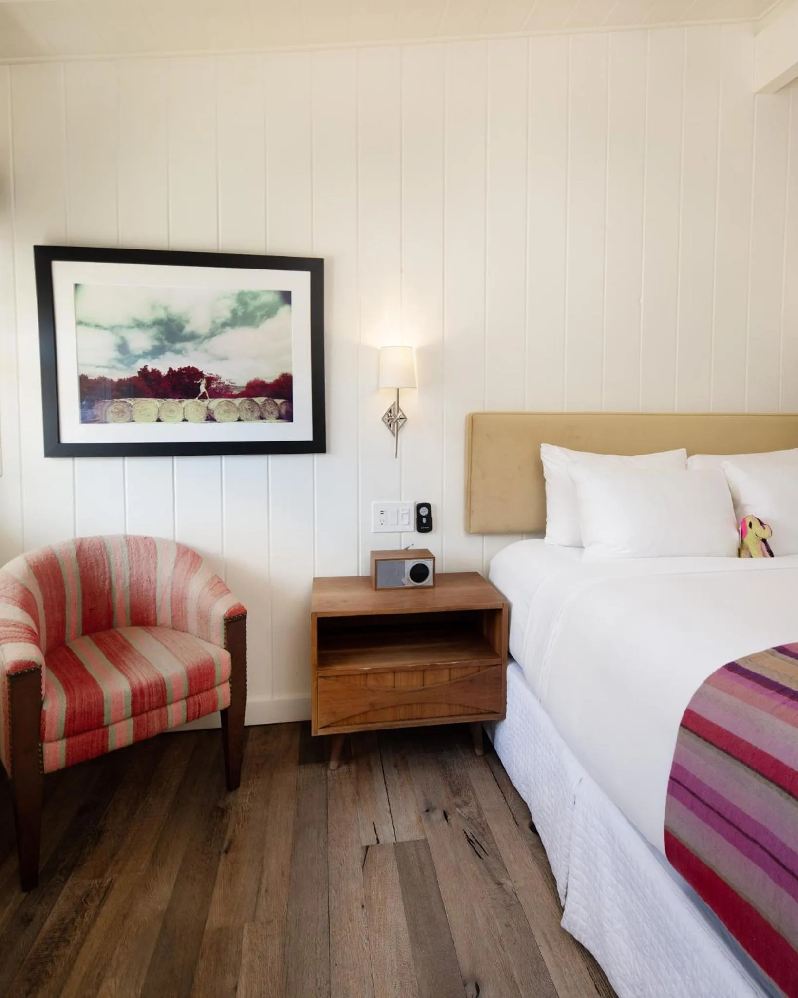 Decorative detail, Bed in Skyview Los Alamos - 21 & Over Pool