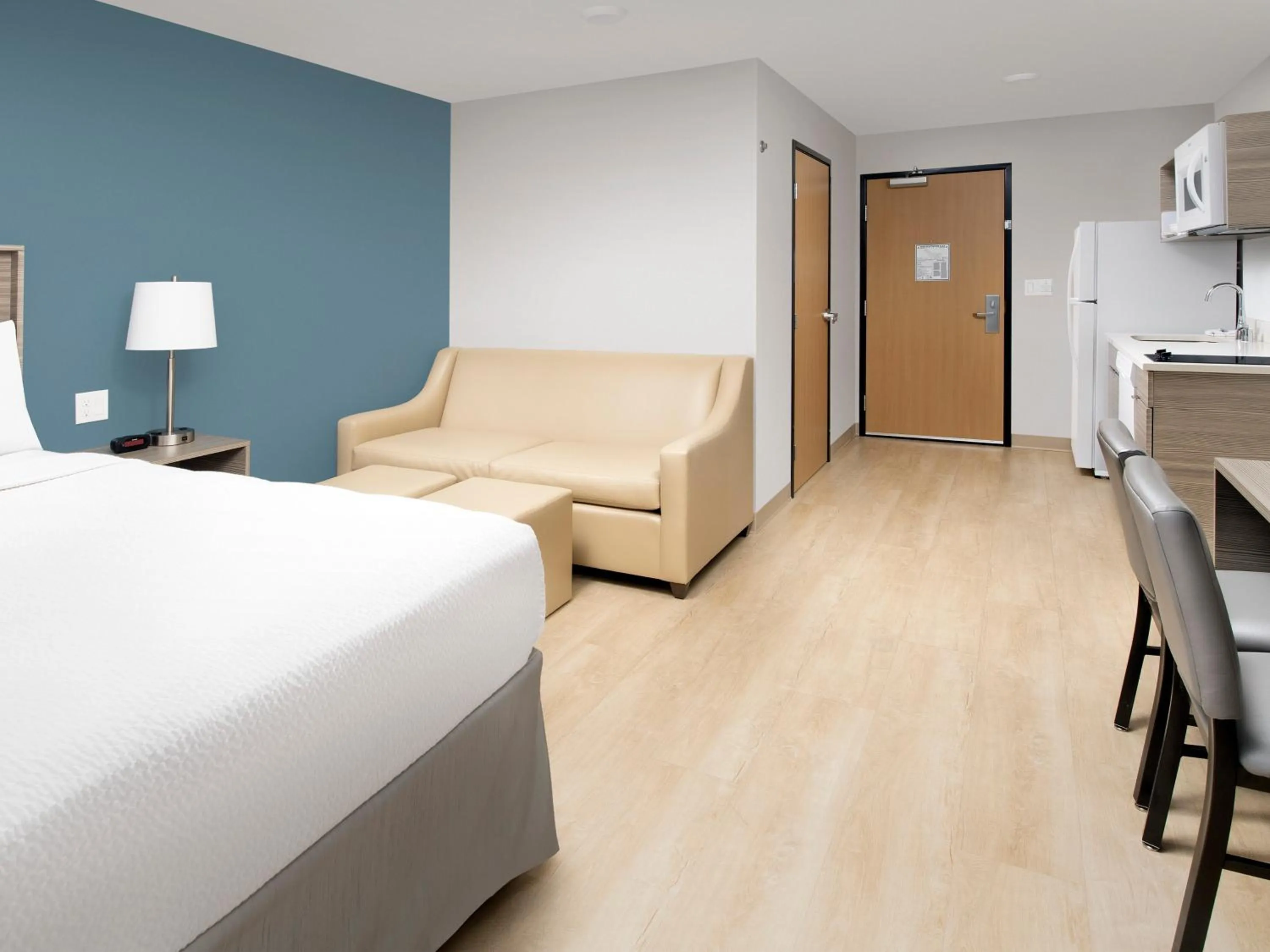 Bed in WoodSpring Suites Seattle Tukwila