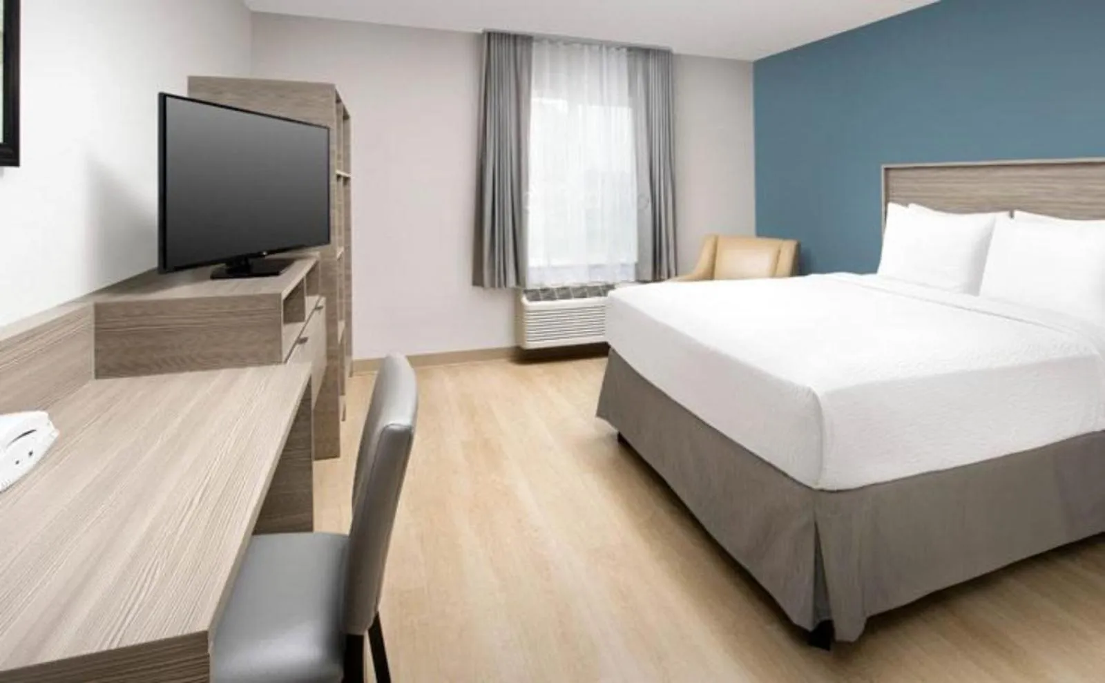 Bed in WoodSpring Suites Seattle Tukwila