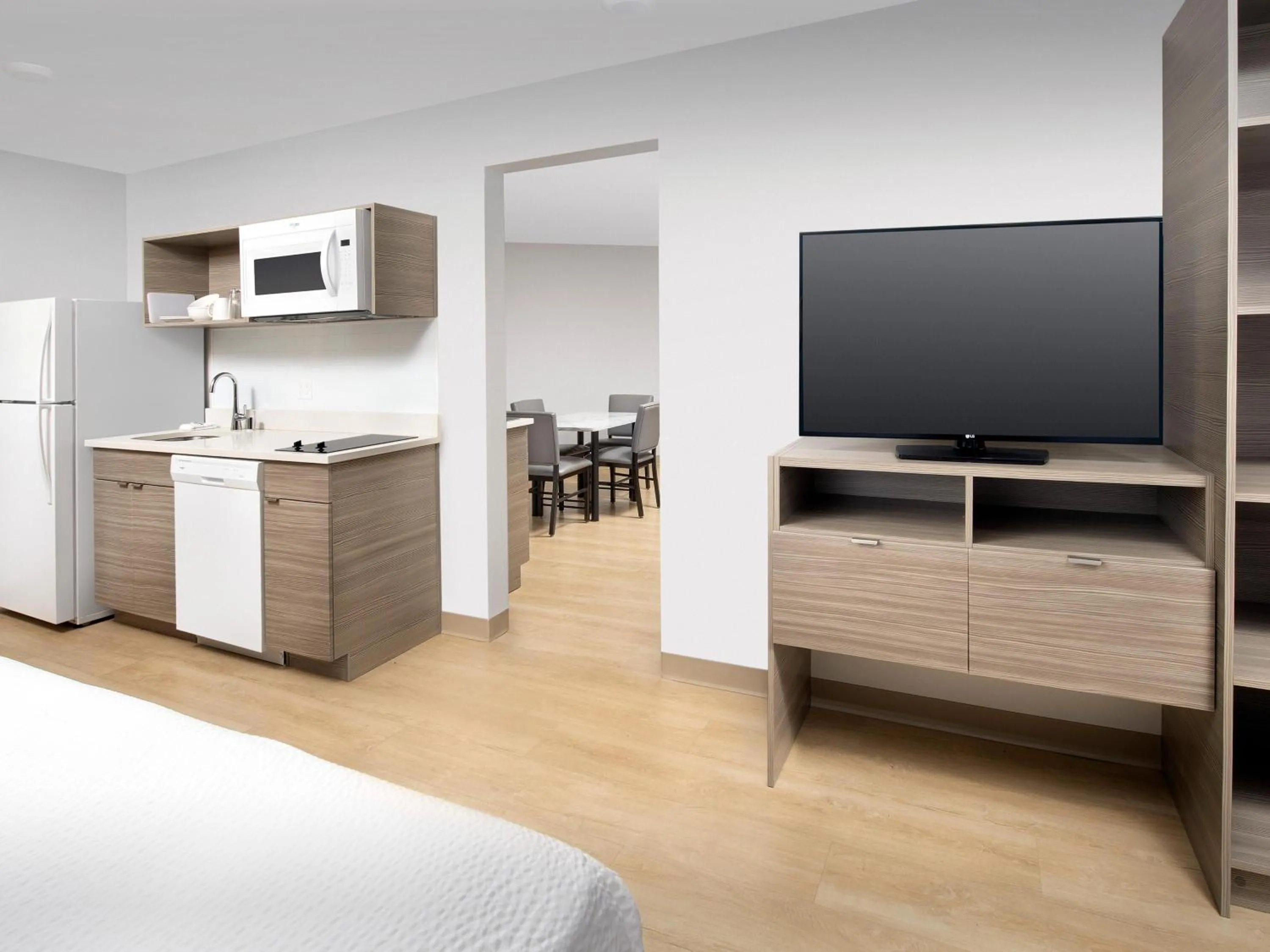 Bed in WoodSpring Suites Seattle Tukwila