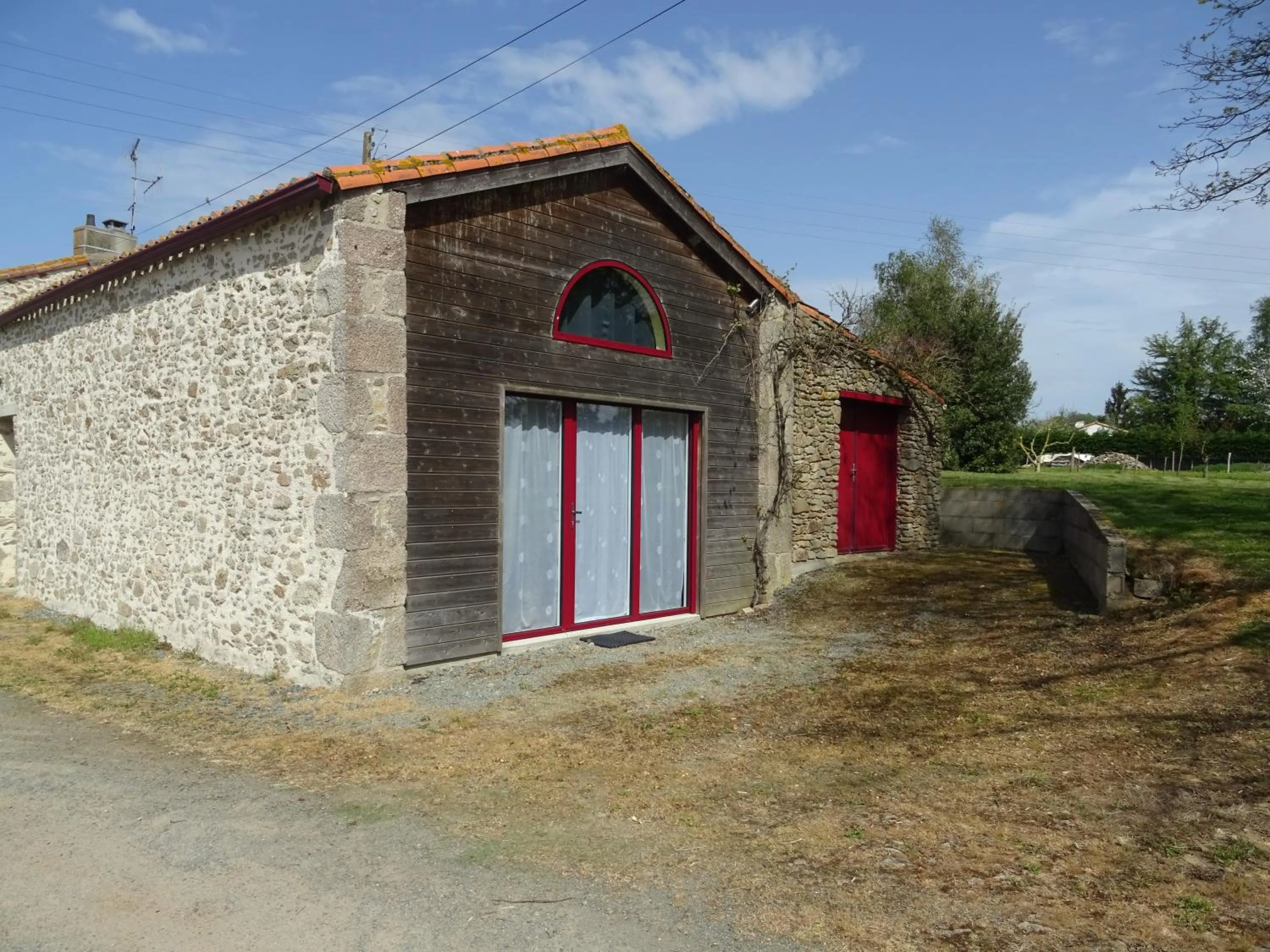 Facade/entrance in La Lauriére