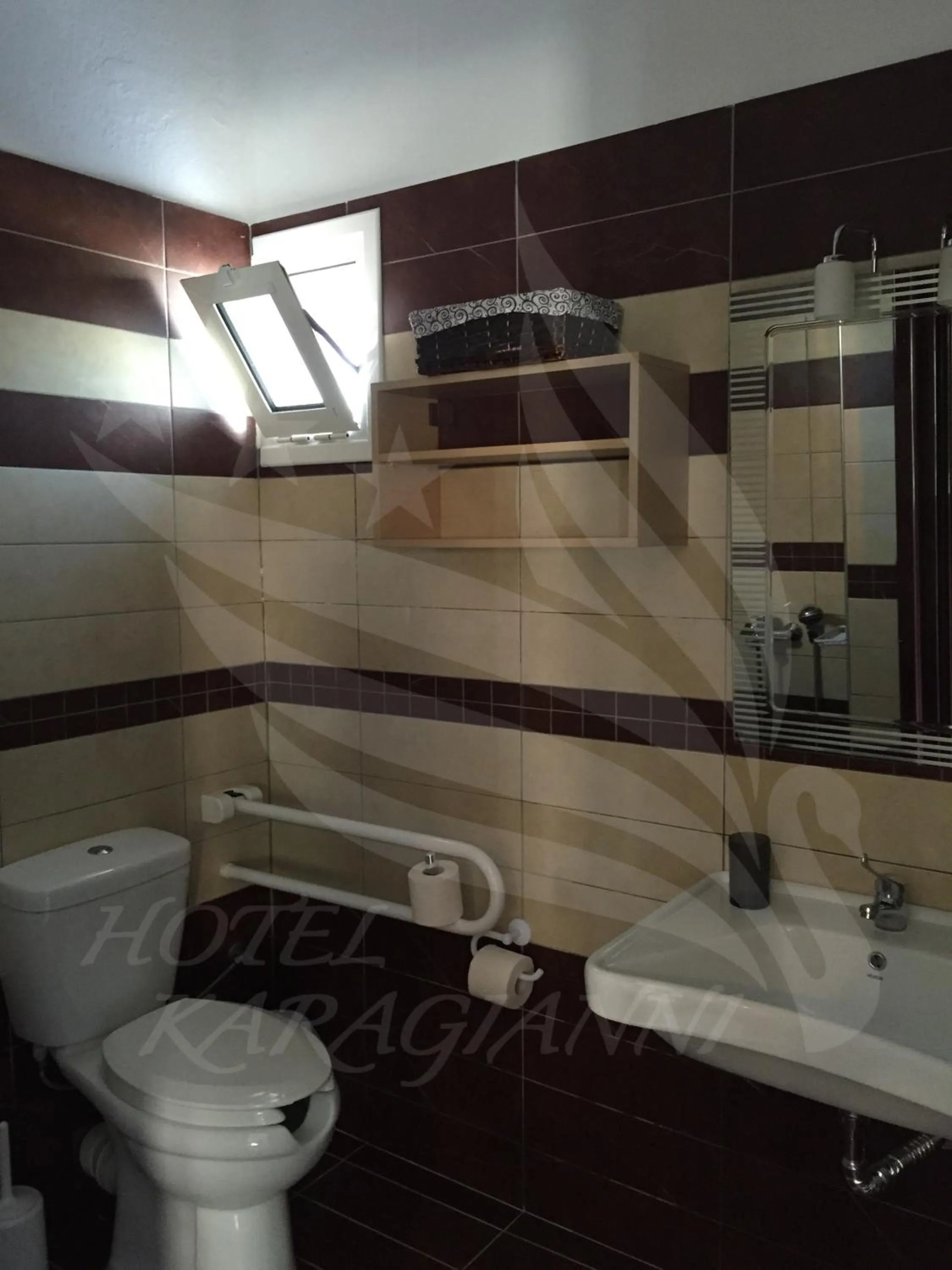 Bathroom in Hotel Karagianni