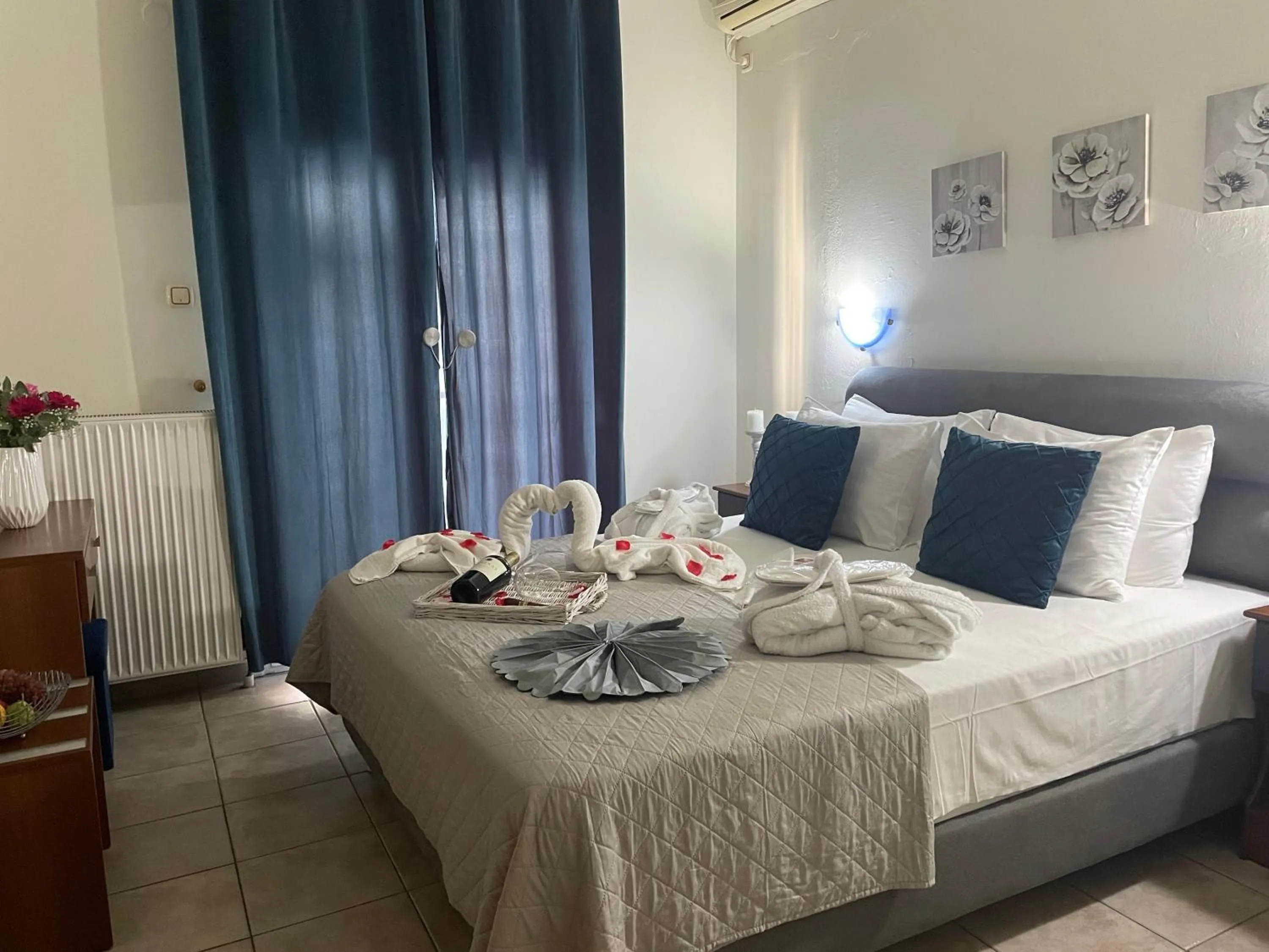 Bed in Hotel Karagianni