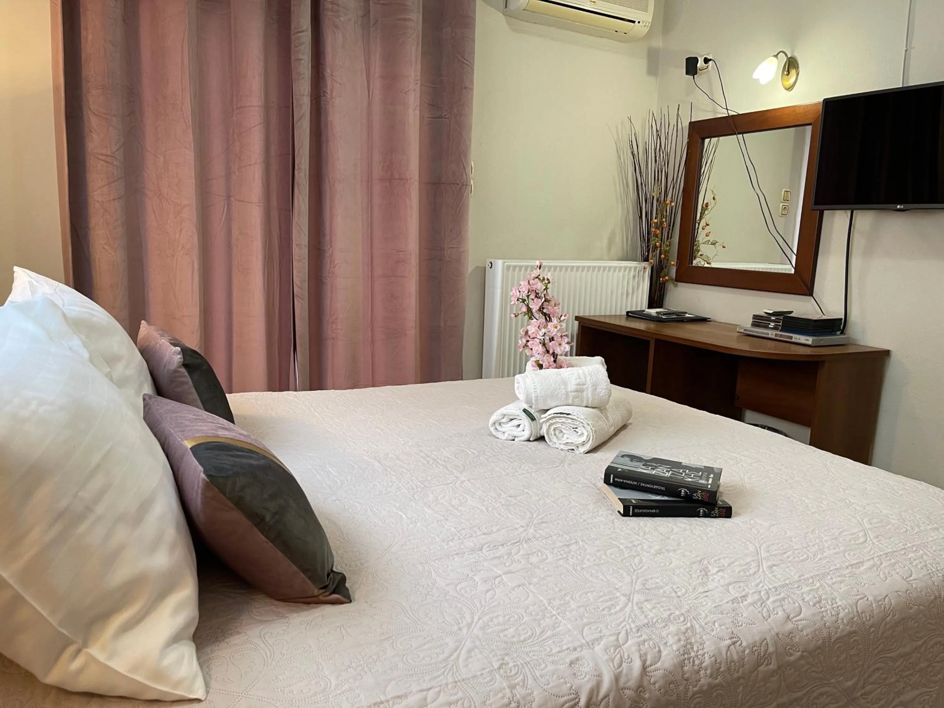 Bed in Hotel Karagianni