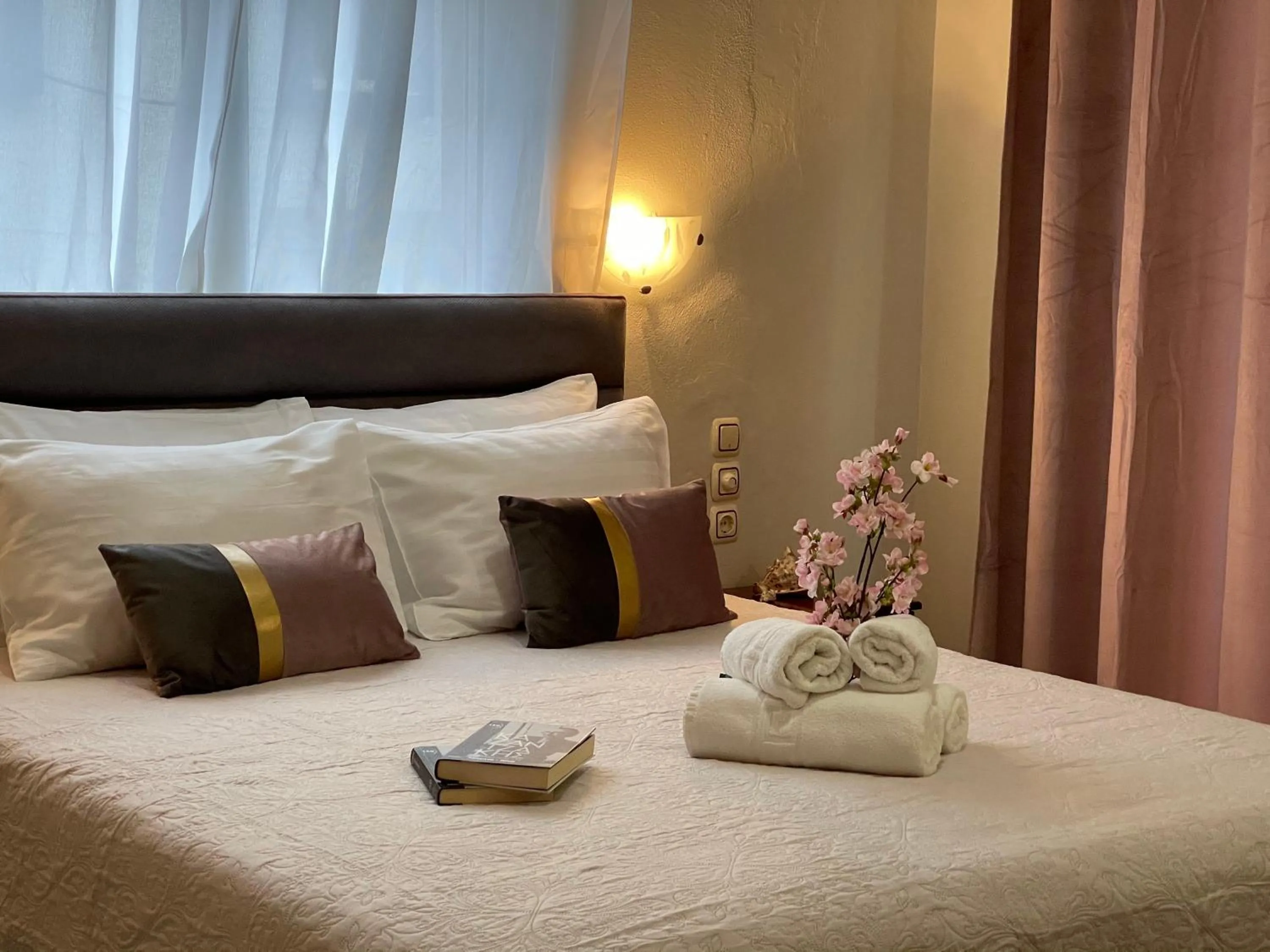 Bed in Hotel Karagianni