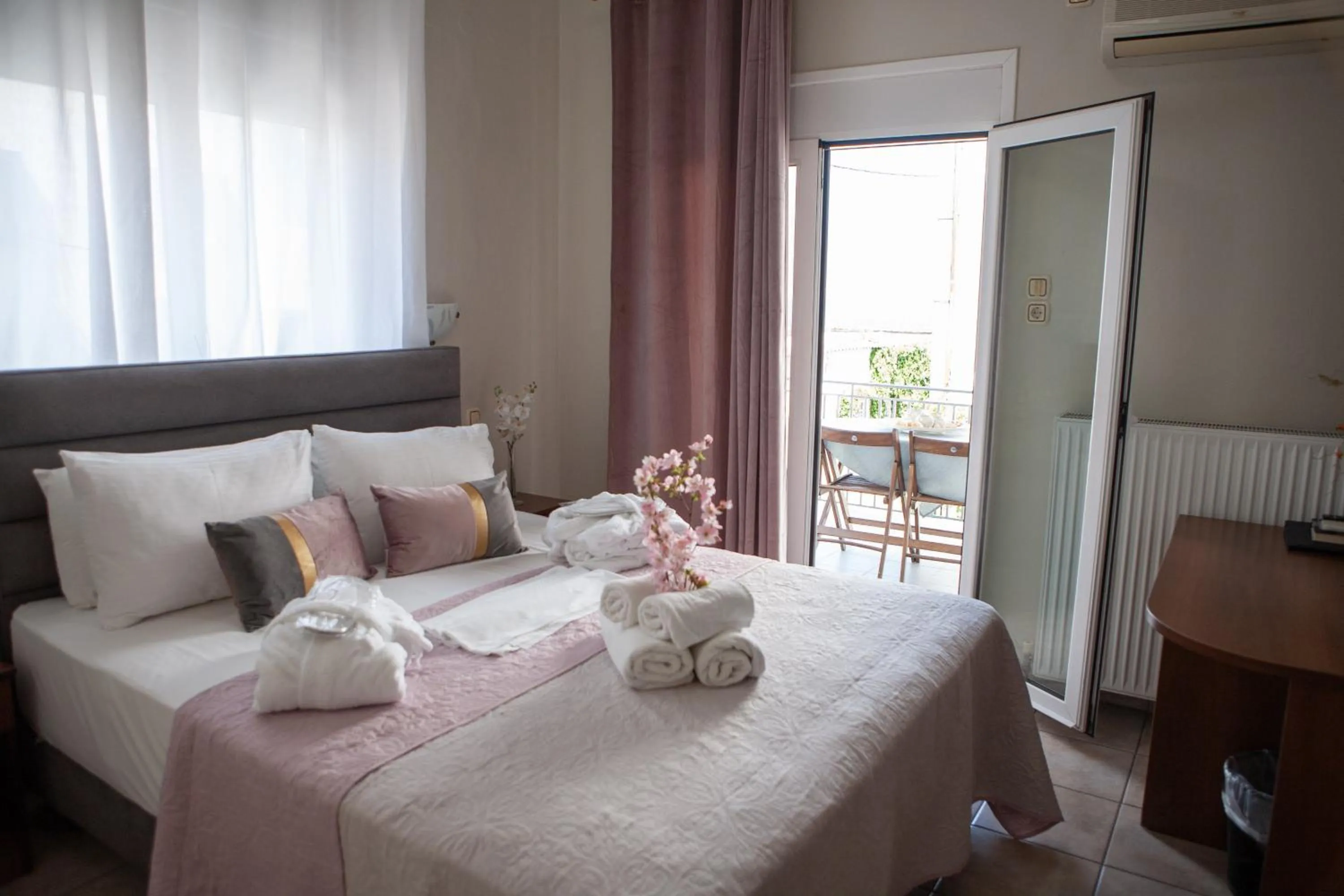 Bed in Hotel Karagianni