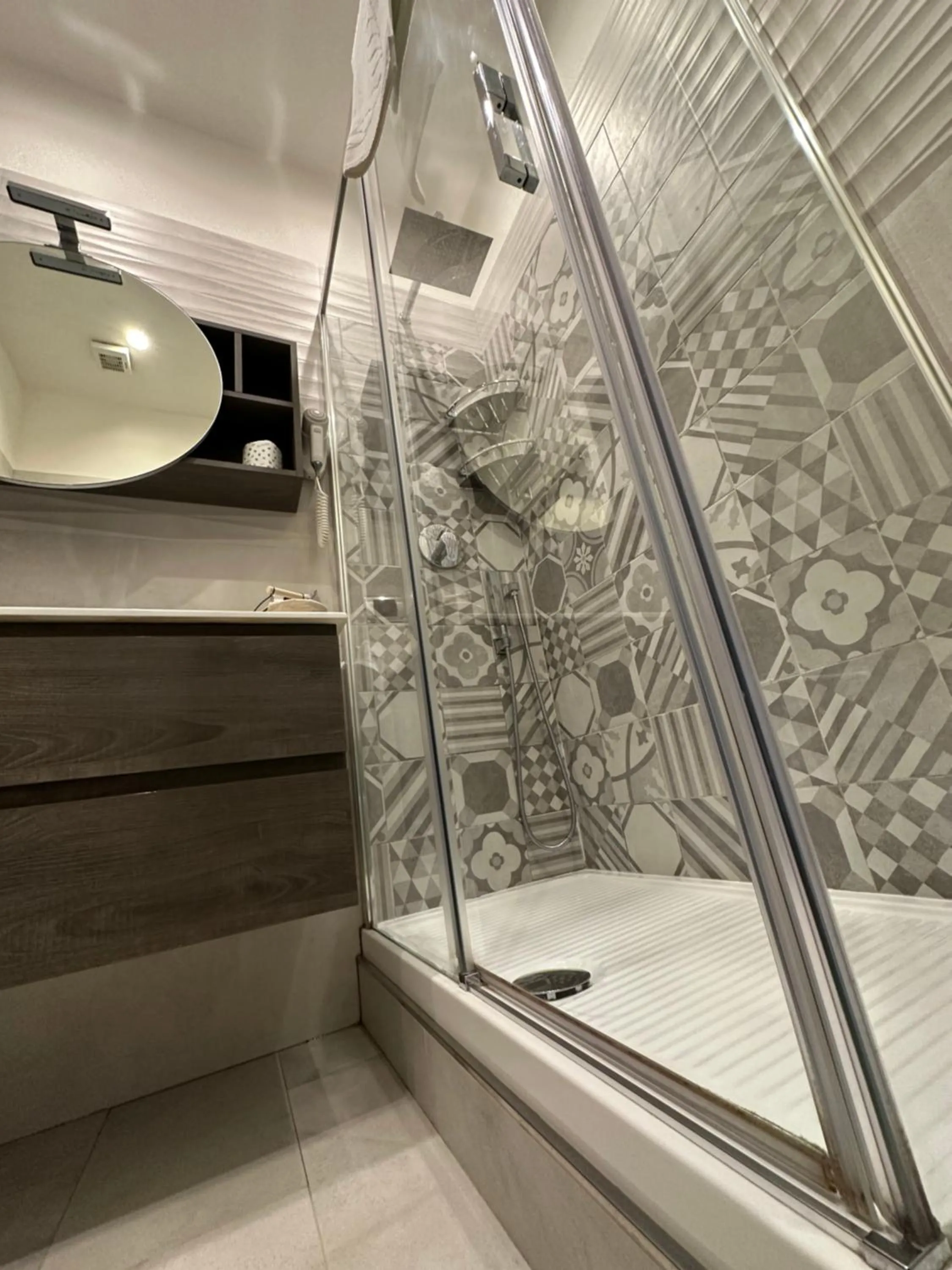 Shower in B&B Pantarei Napoli