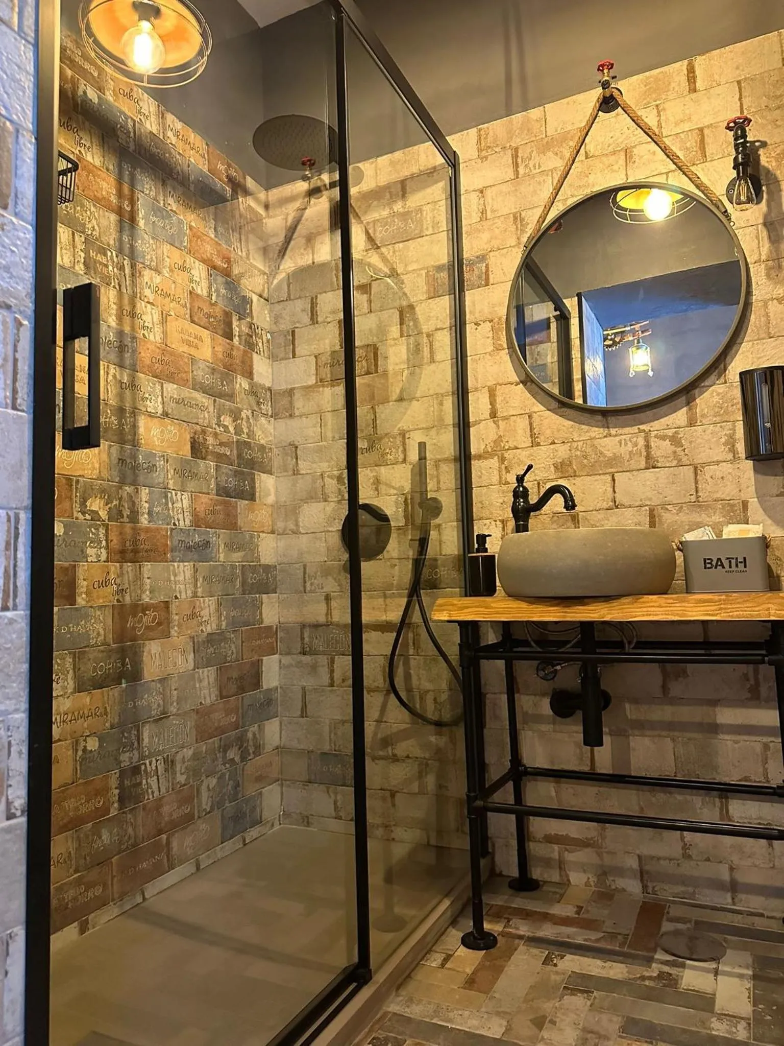 Shower in B&B Pantarei Napoli