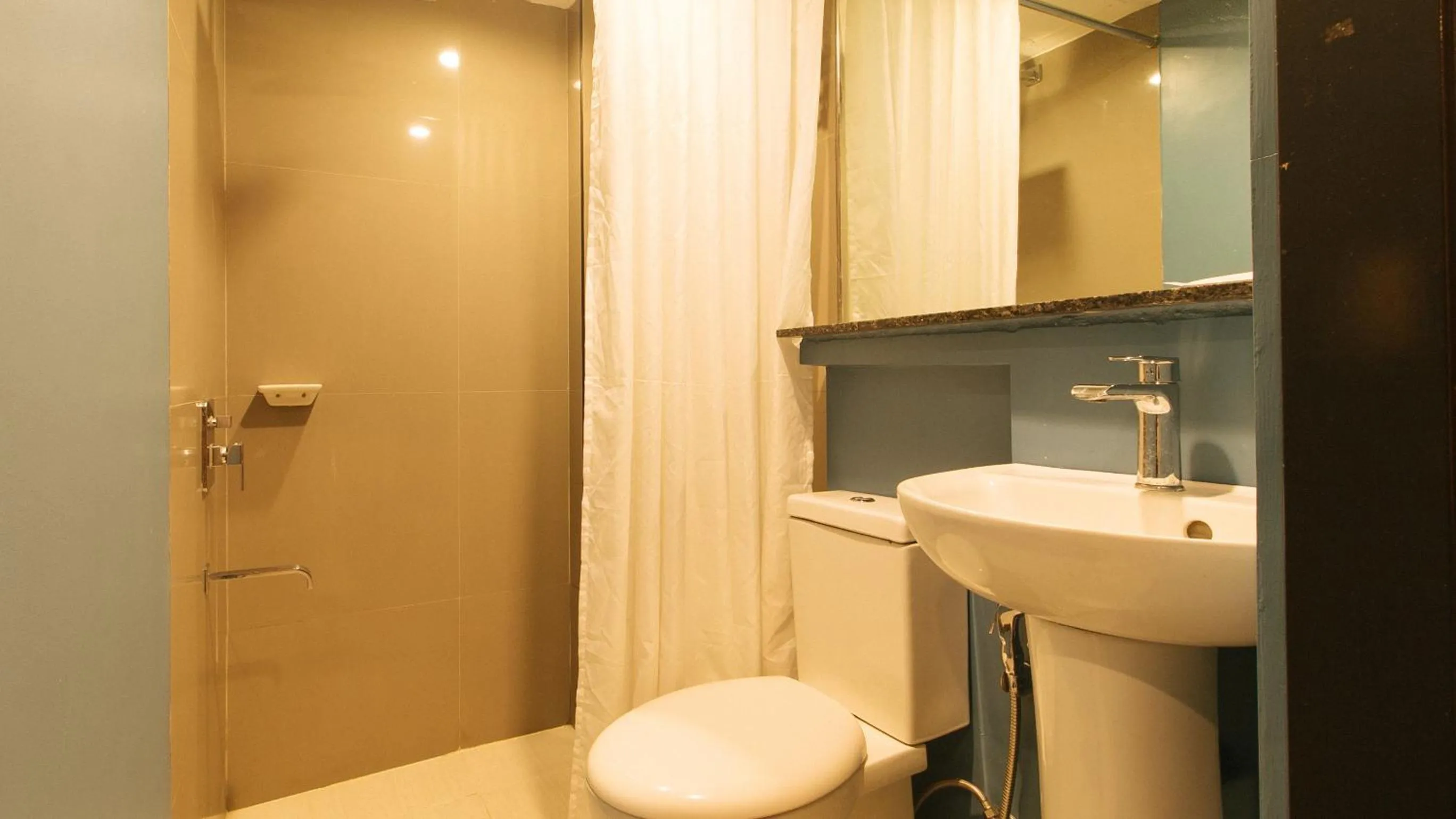 Toilet in Guijo Suites Makati