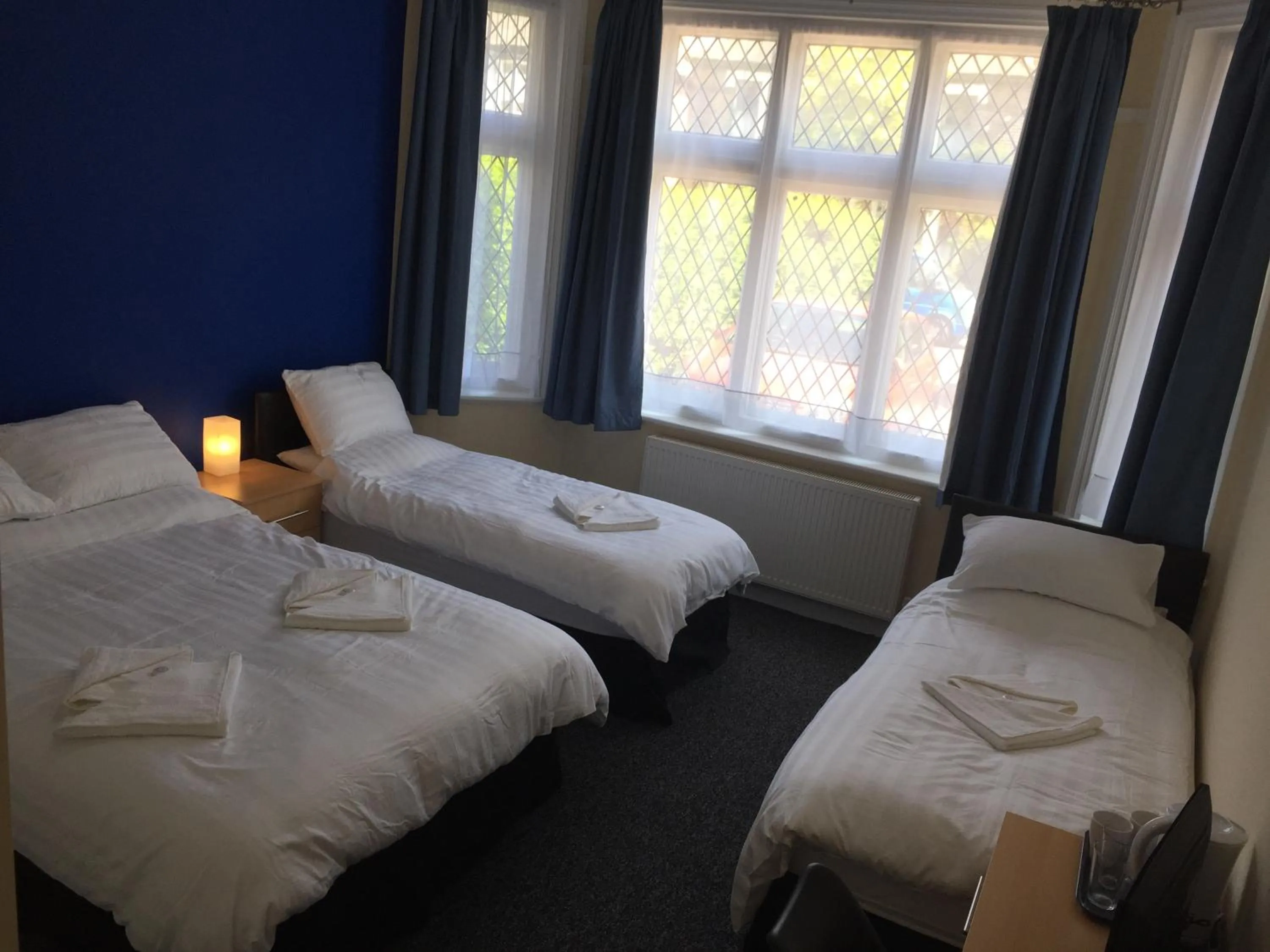 Bed in Southend Central Hotel - Close to Beach, City Centre, Train Station & Southend Airport