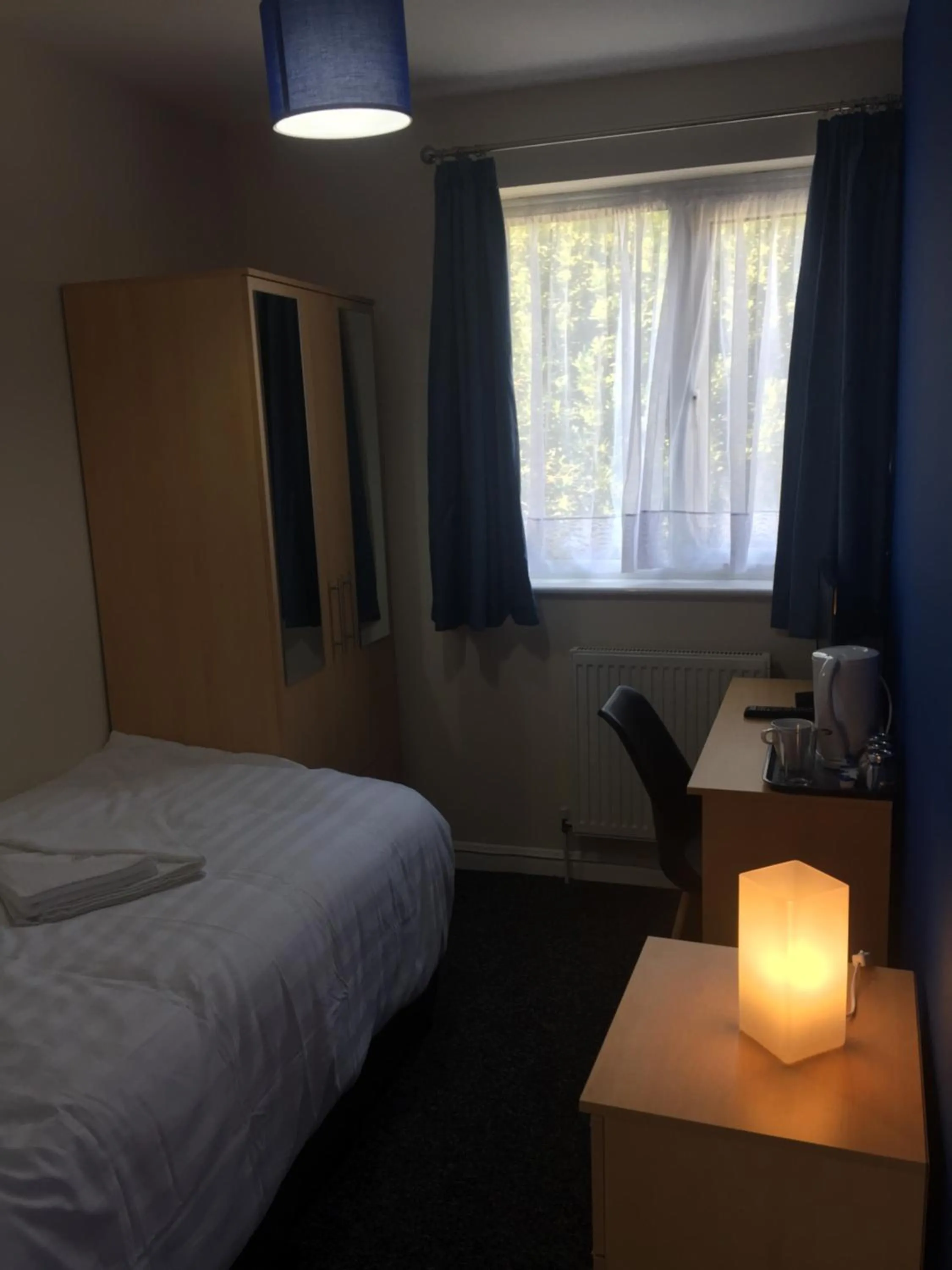 Bed in Southend Central Hotel - Close to Beach, City Centre, Train Station & Southend Airport