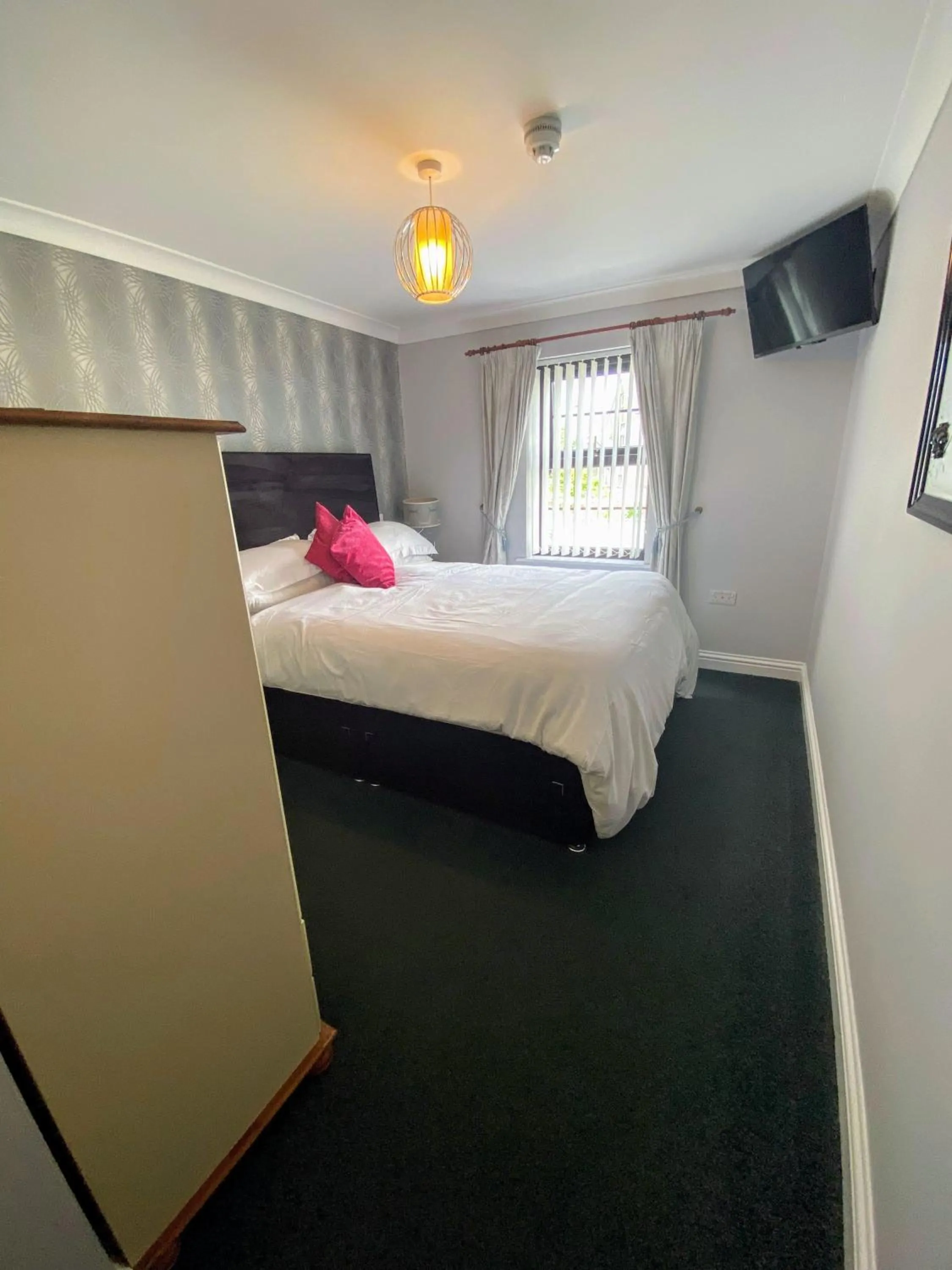 Bedroom, Bed in Flambards Hotel