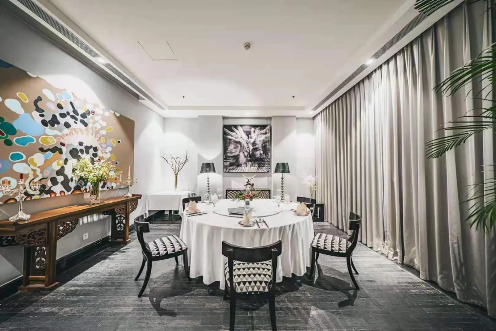 Restaurant/places to eat in Gracie Art Hotel