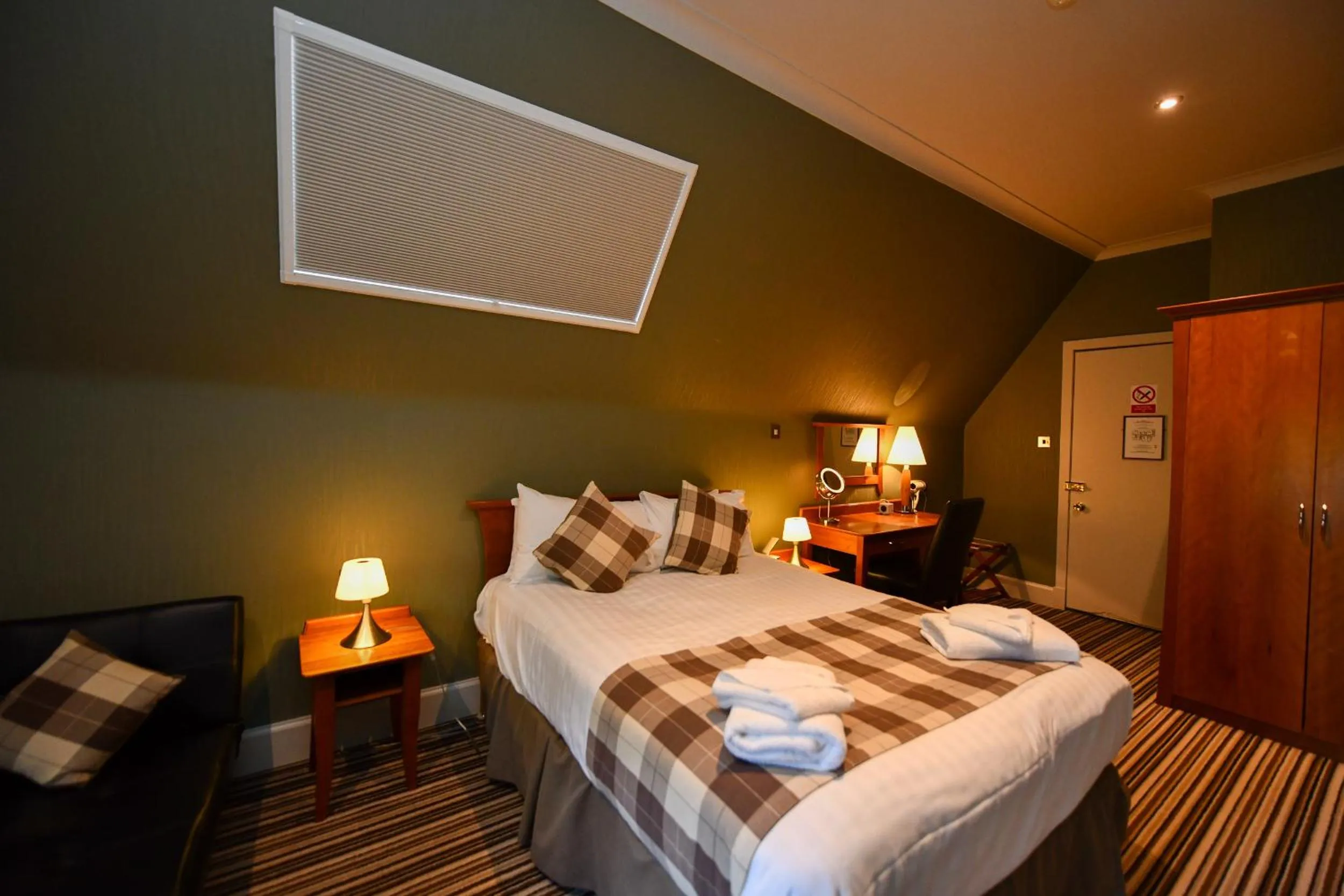 Bedroom, Bed in Savoy Park Hotel