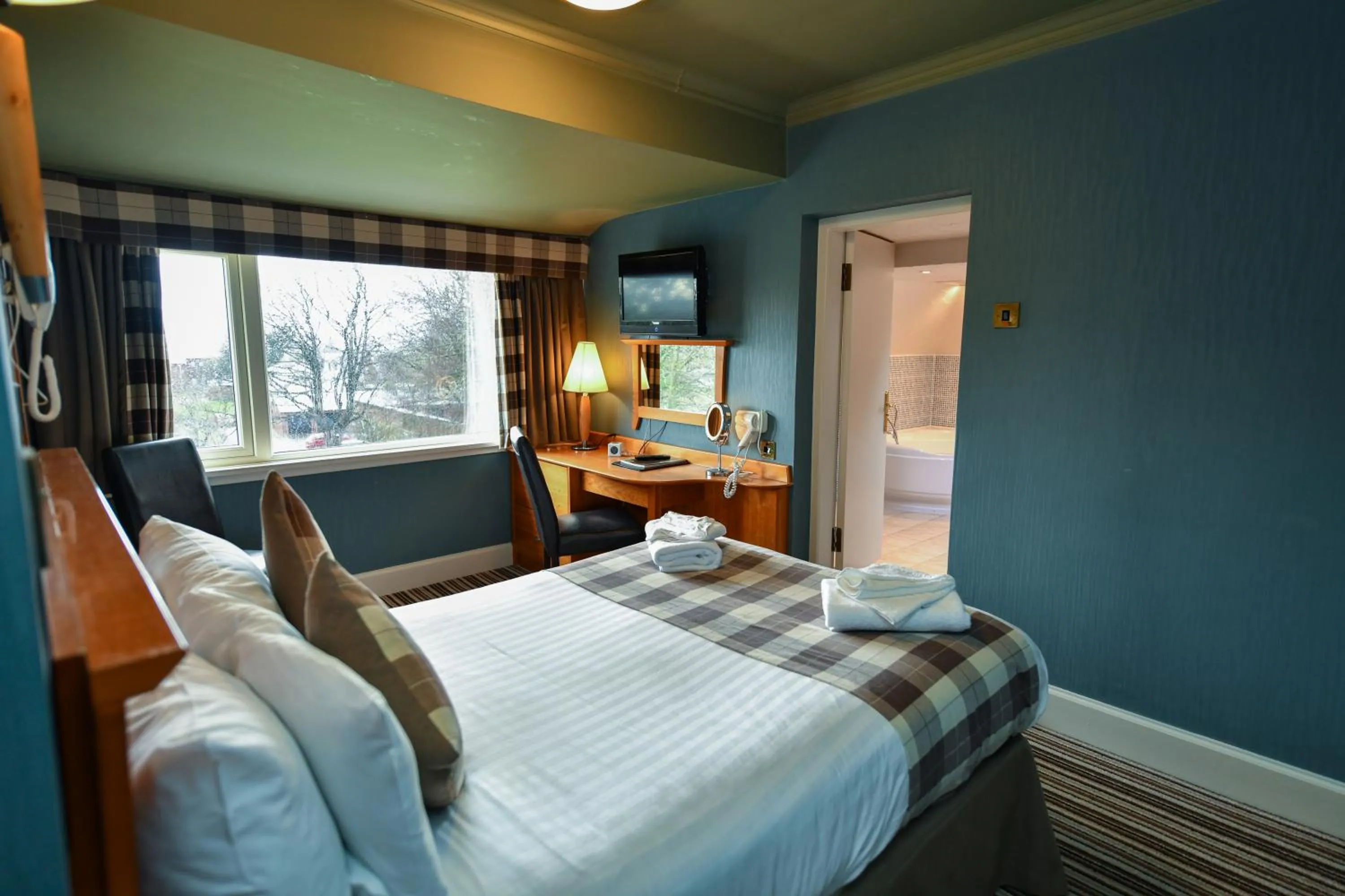 Bedroom, Bed in Savoy Park Hotel