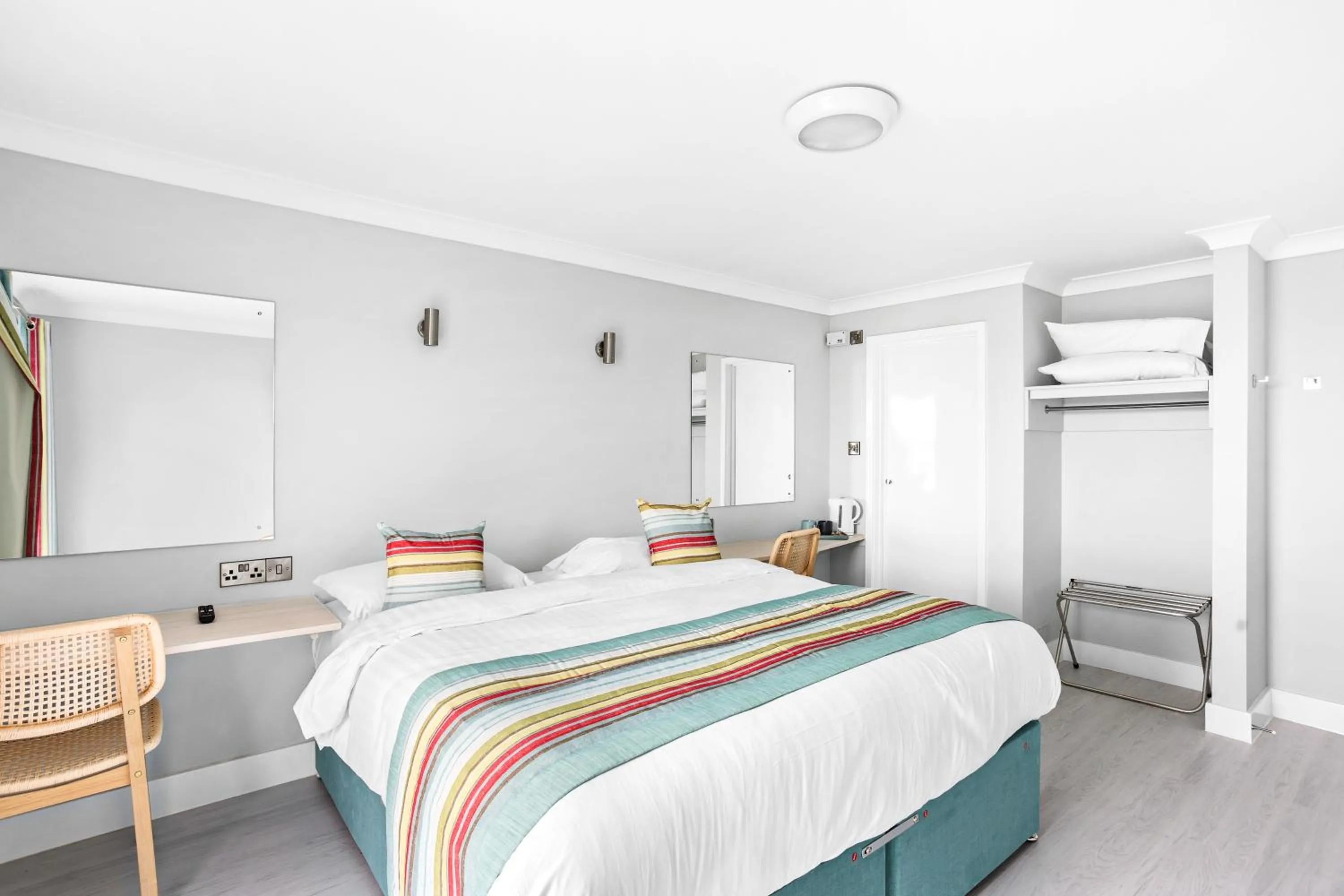 Bedroom, Bed in Waters Edge Hotel Torquay