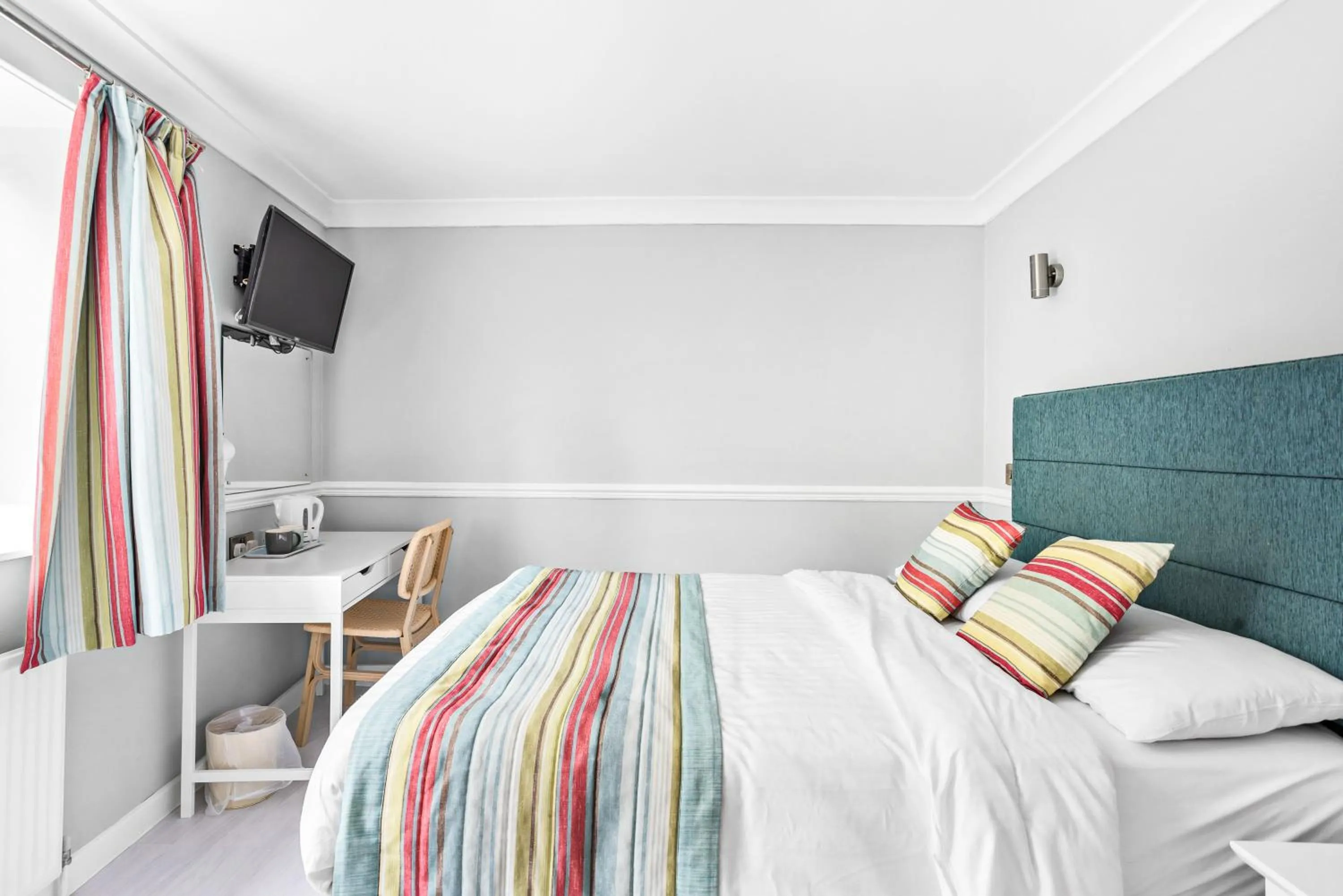 Bedroom, Bed in Waters Edge Hotel Torquay