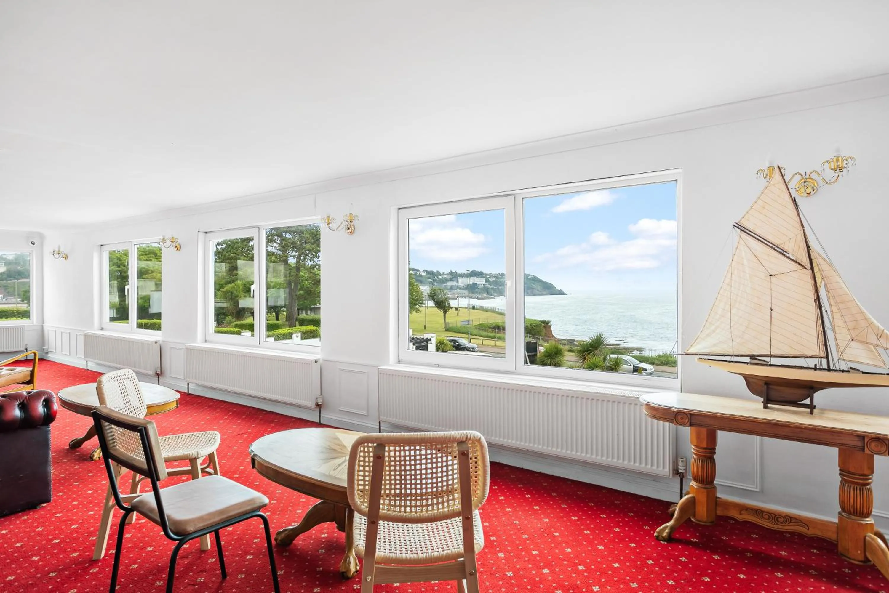 Seating area in Waters Edge Hotel Torquay