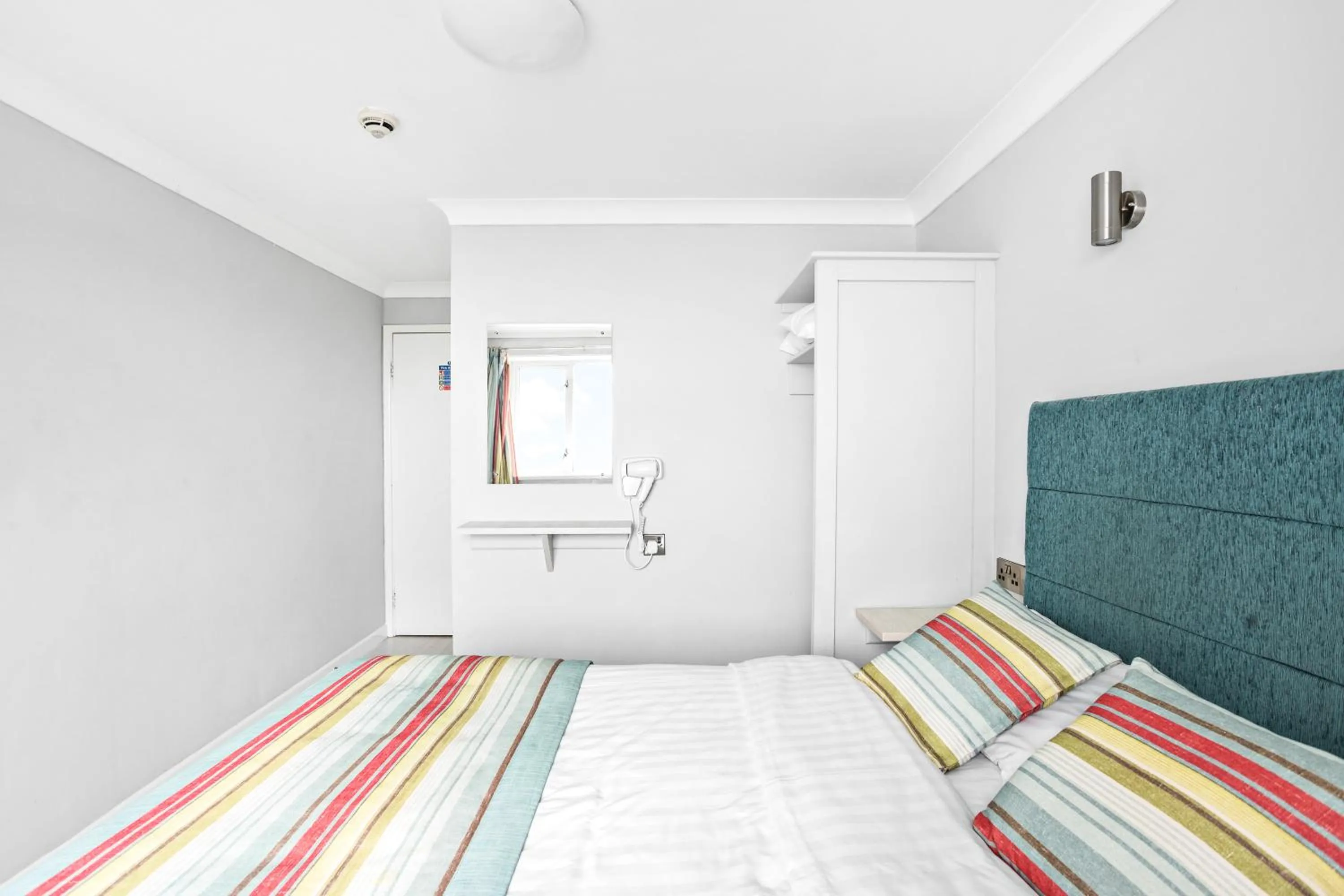 Bedroom, Bed in Waters Edge Hotel Torquay