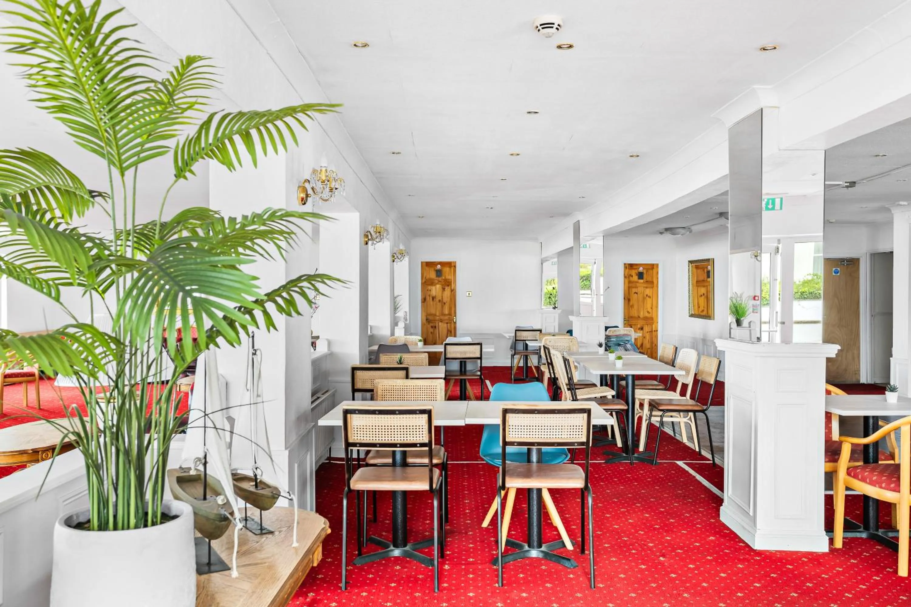 Seating area in Waters Edge Hotel Torquay