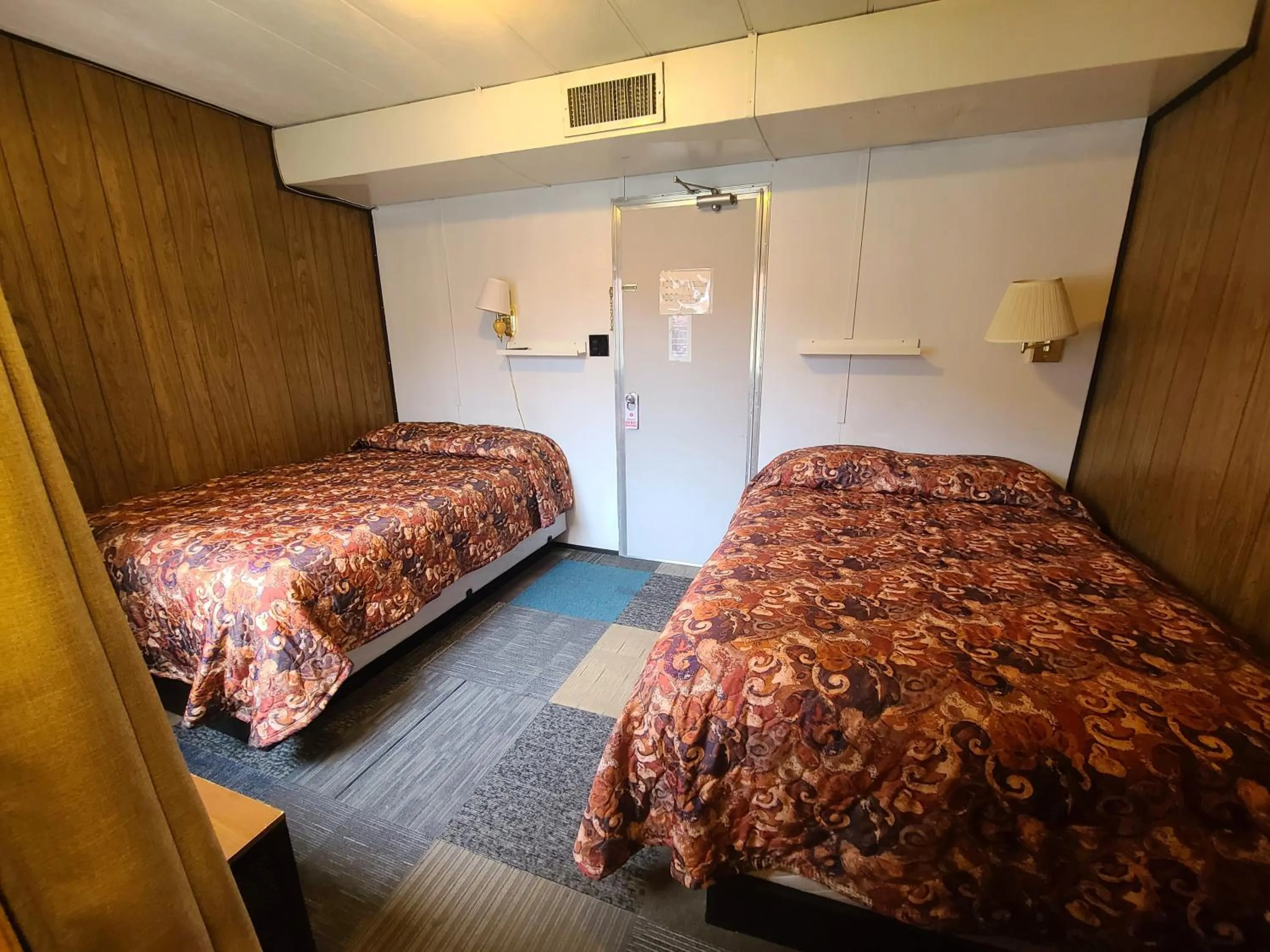 Photo of the whole room in Keystone Hotel