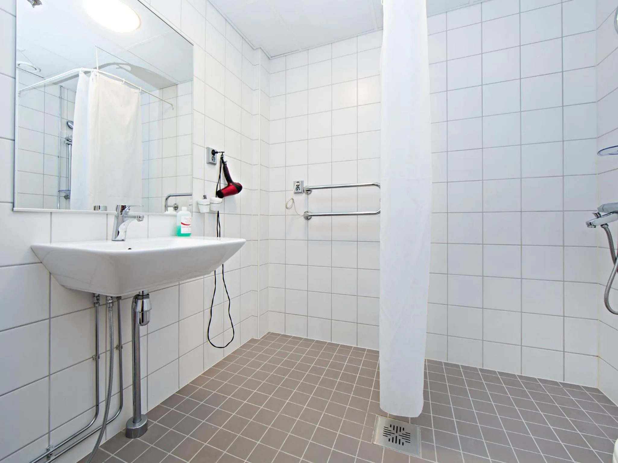Shower in Omena Hotel Helsinki City Centre