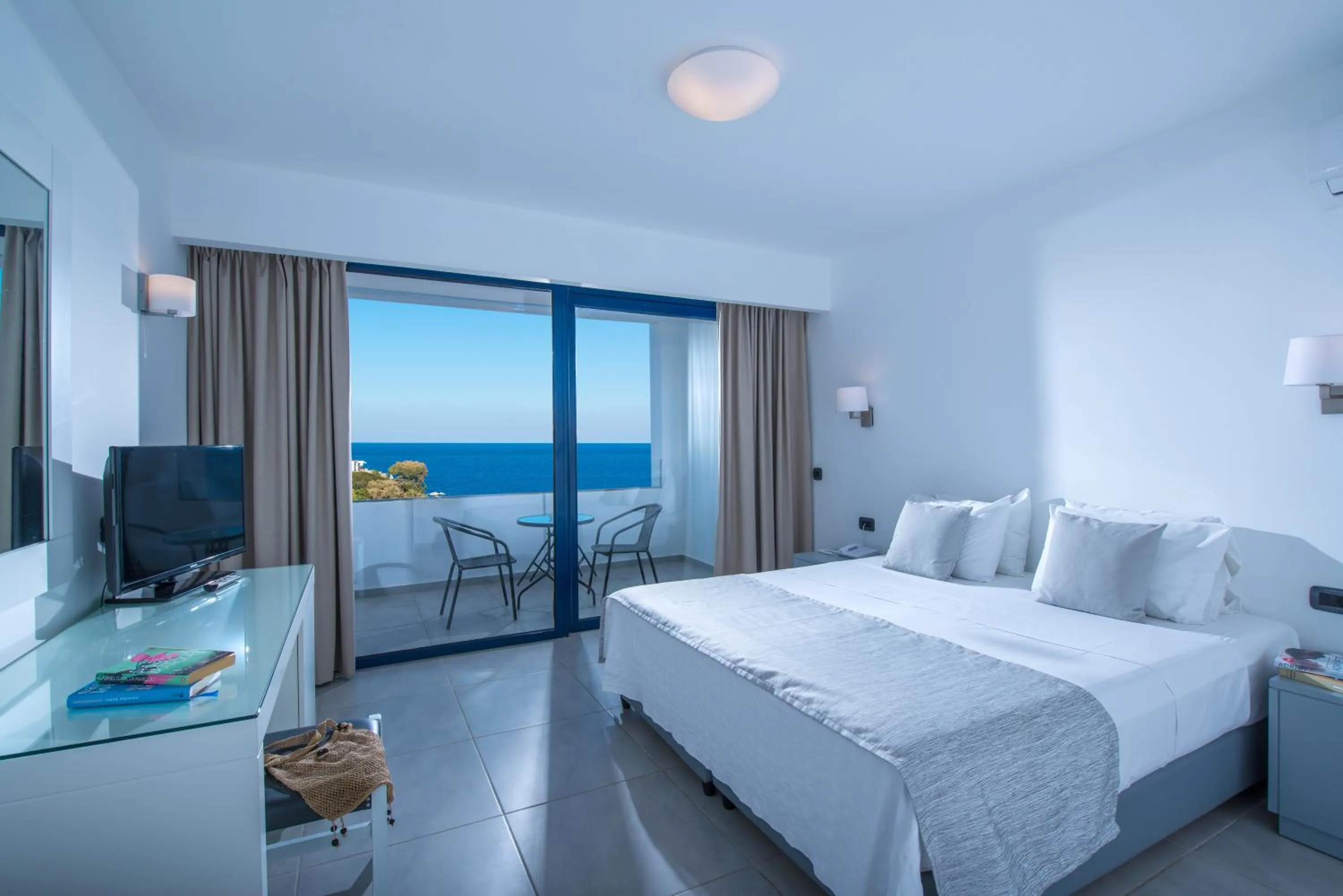 Photo of the whole room, Bed in Peninsula Resort & Spa