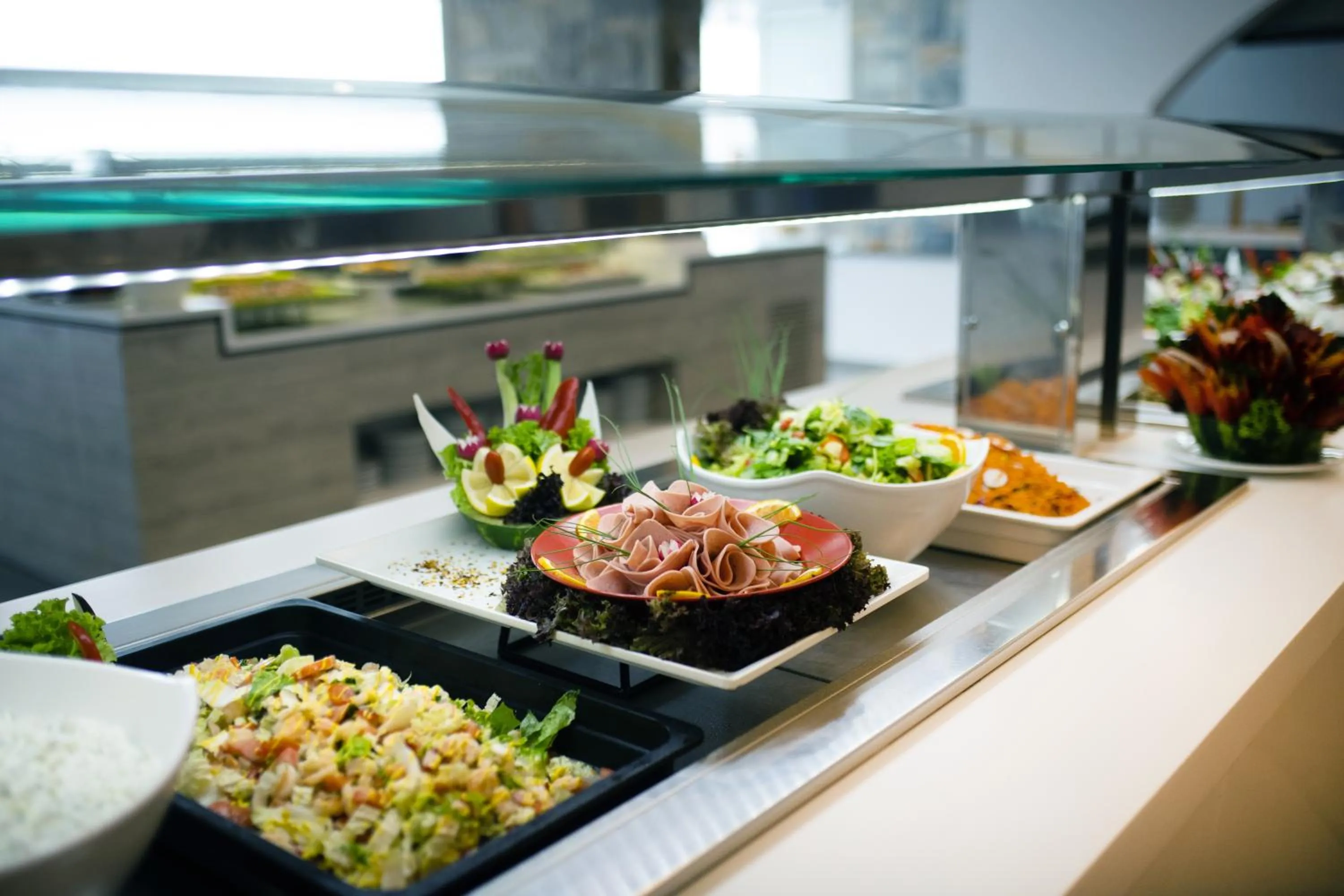 Restaurant/places to eat in Peninsula Resort & Spa