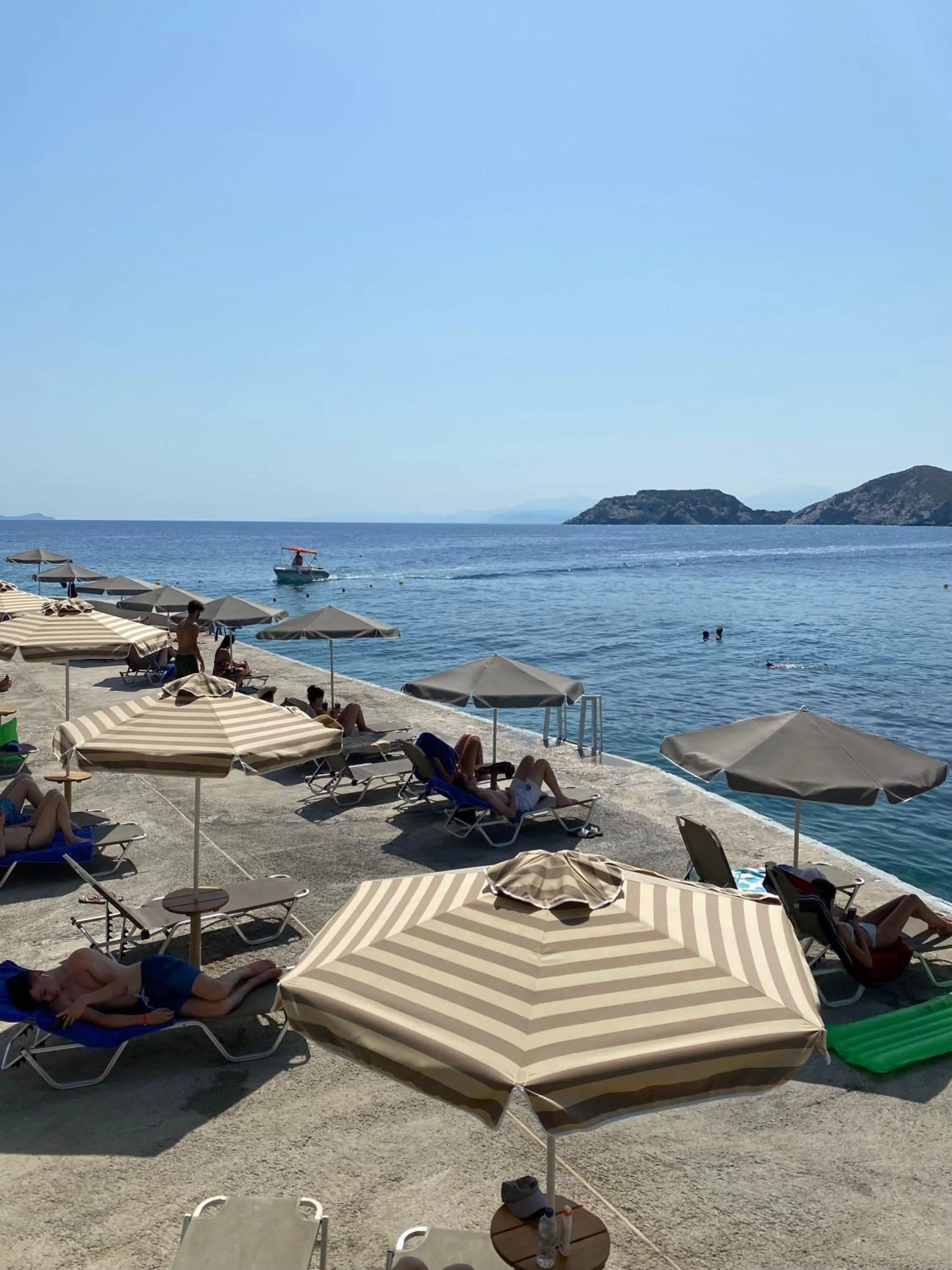 Beach in Peninsula Resort & Spa