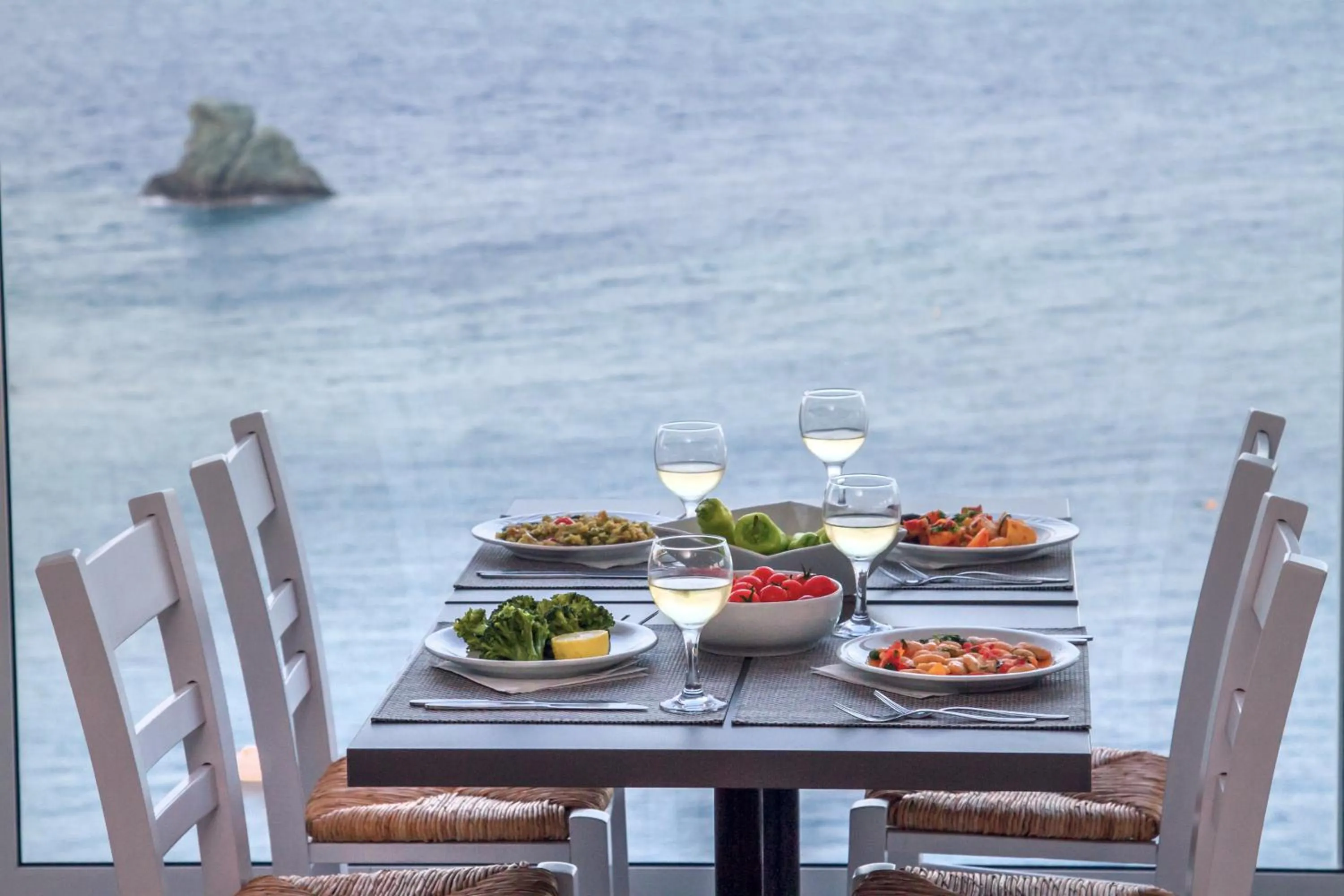 Restaurant/places to eat in Peninsula Resort & Spa